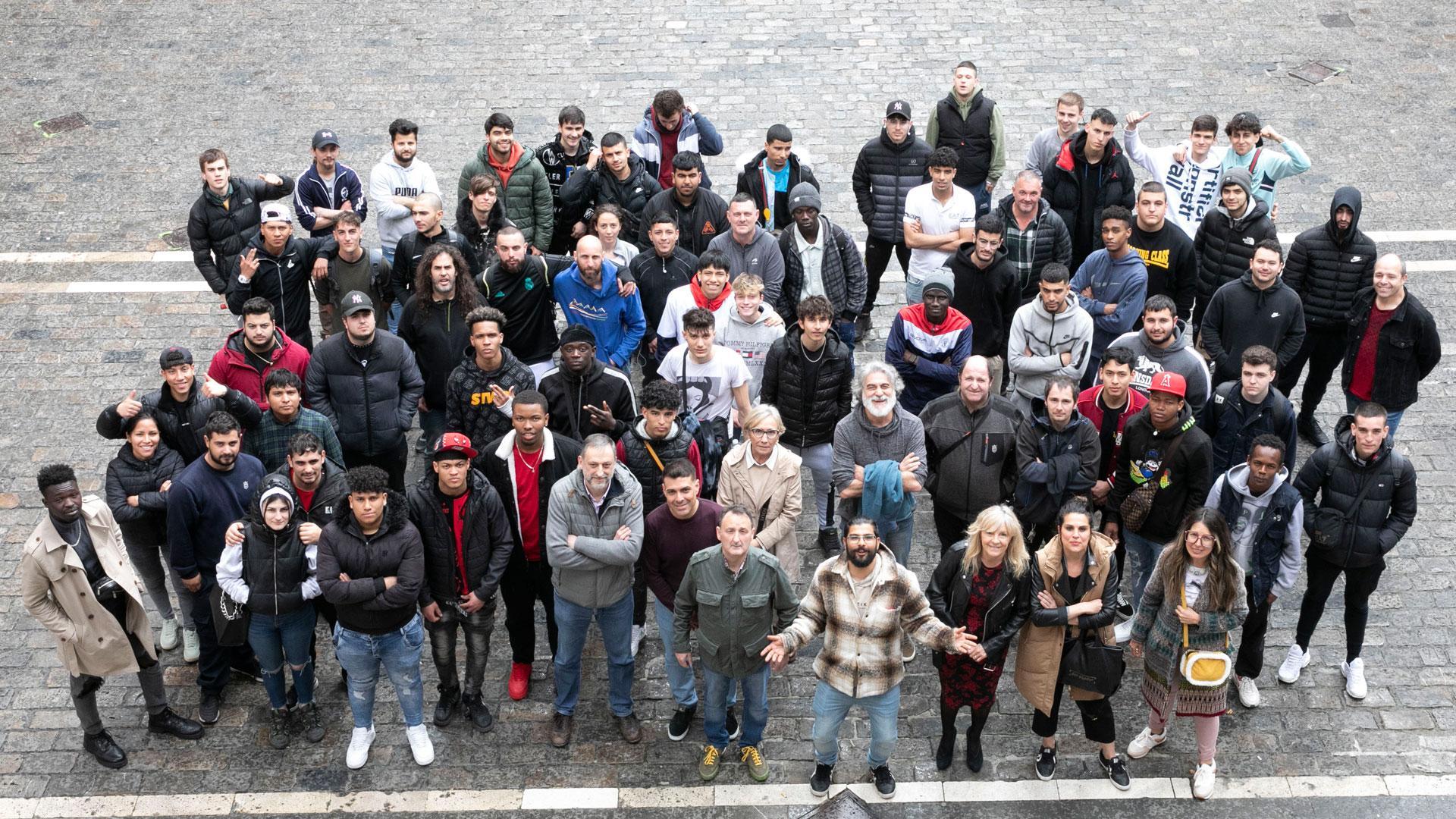 Alumnos y monitores de las cuatro escuelas taller del Ayuntamiento de Pamplona en Landaben que han visitado la Casa Consistorial