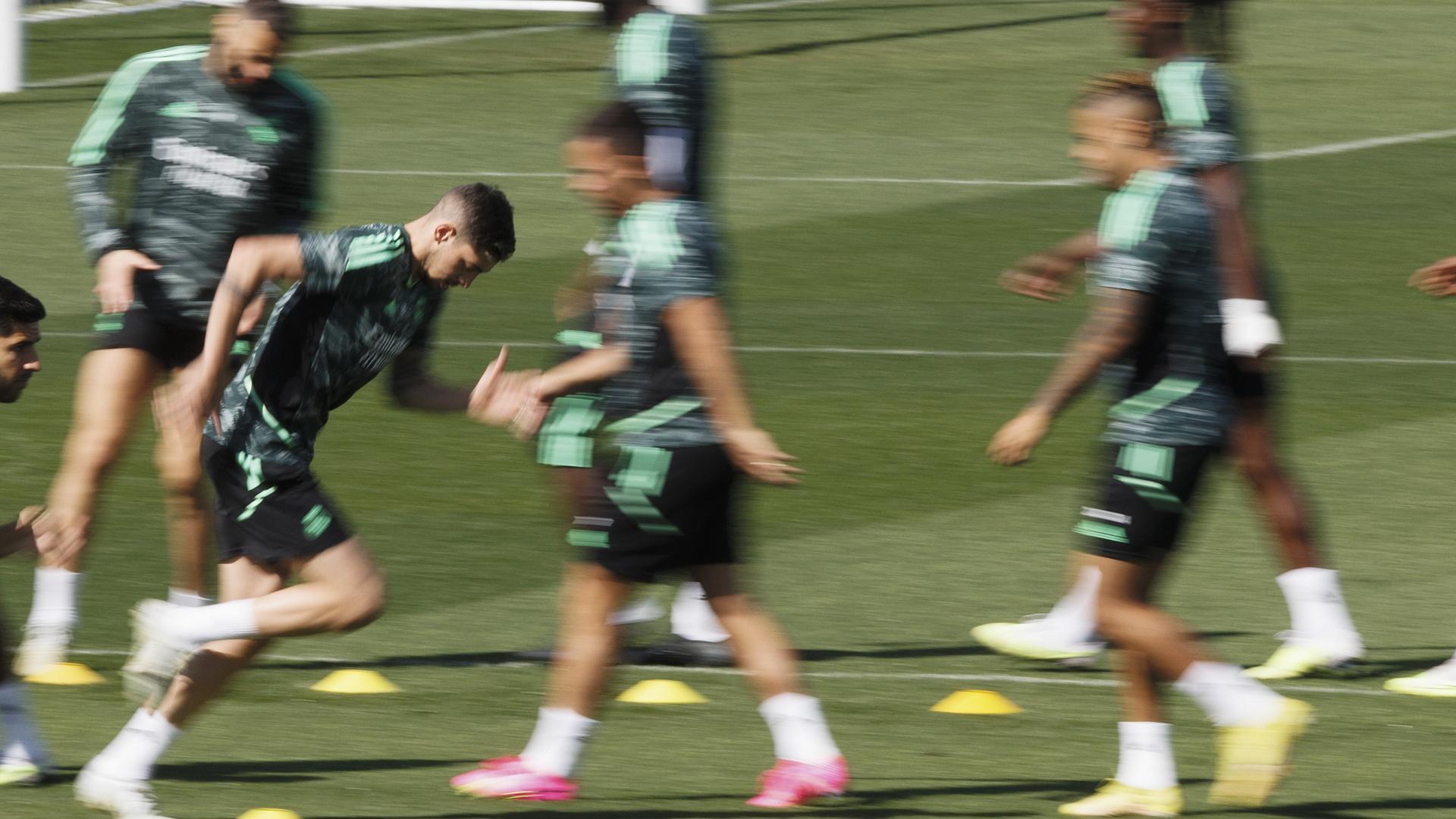 Fede Valverde (izda.), envuelto en polémica tras su presunta agresión a Baena, del Villarreal, se ejercita junto a sus compañeros este martes 11 de abril.