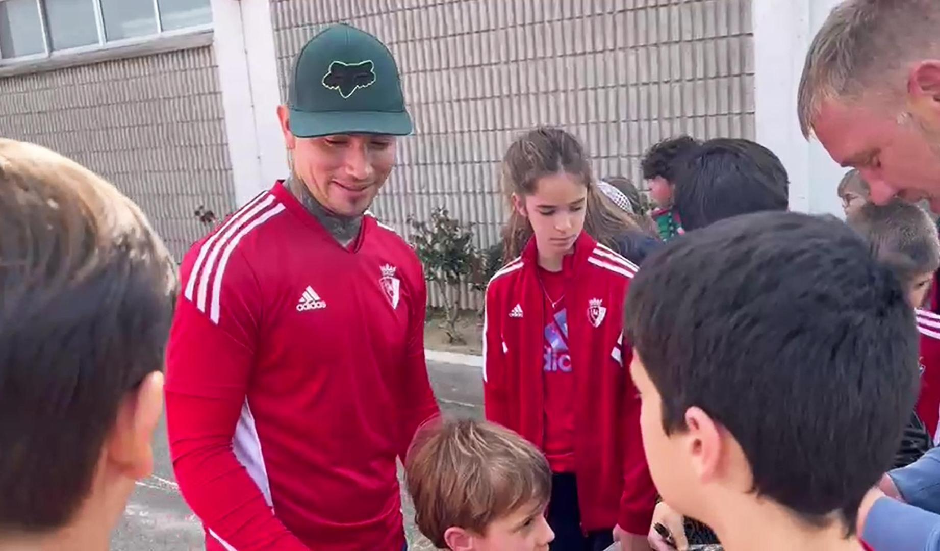 Vídeo con el Chimy Ávila firmando autógrafos en Tajonar
