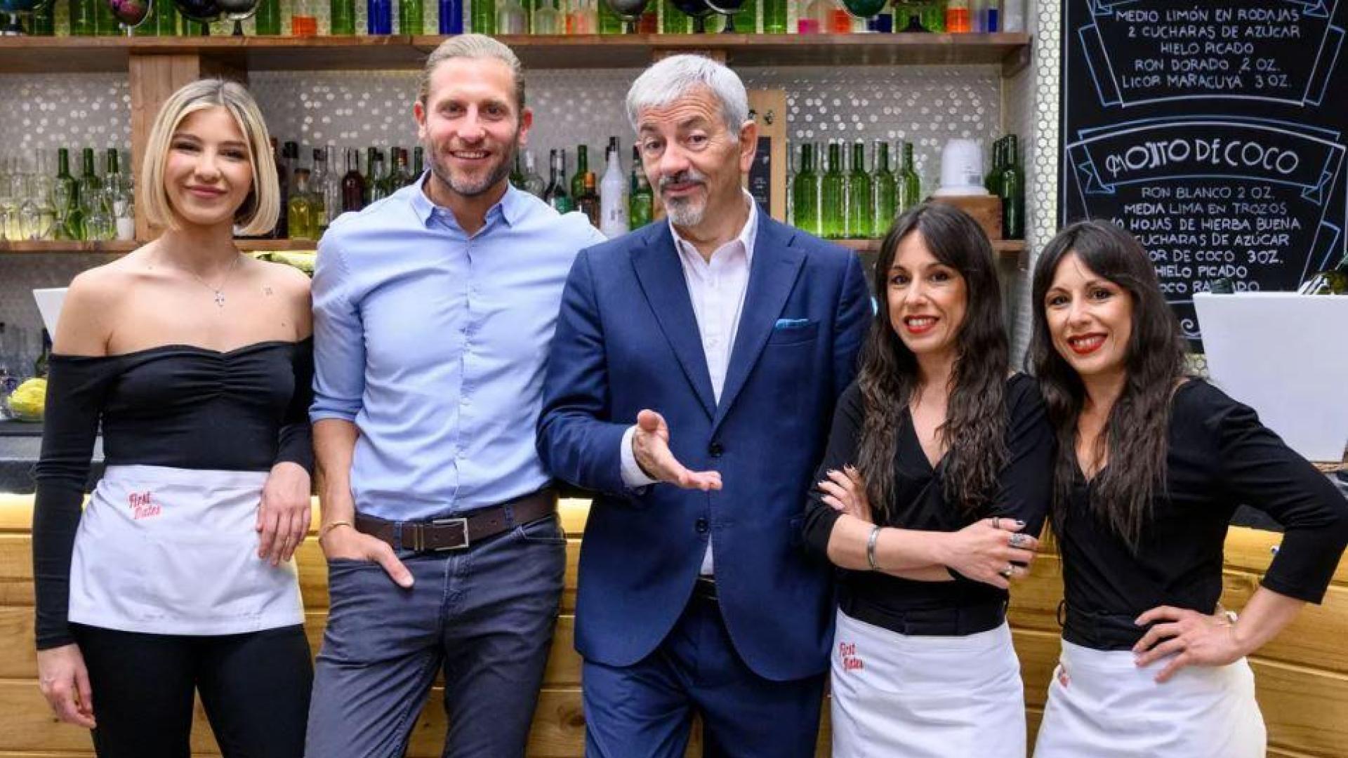 El equipo de First Dates: Laura Boado, Matías, Roure, Carlos Sobera y Marisa y Cristina Zapata
