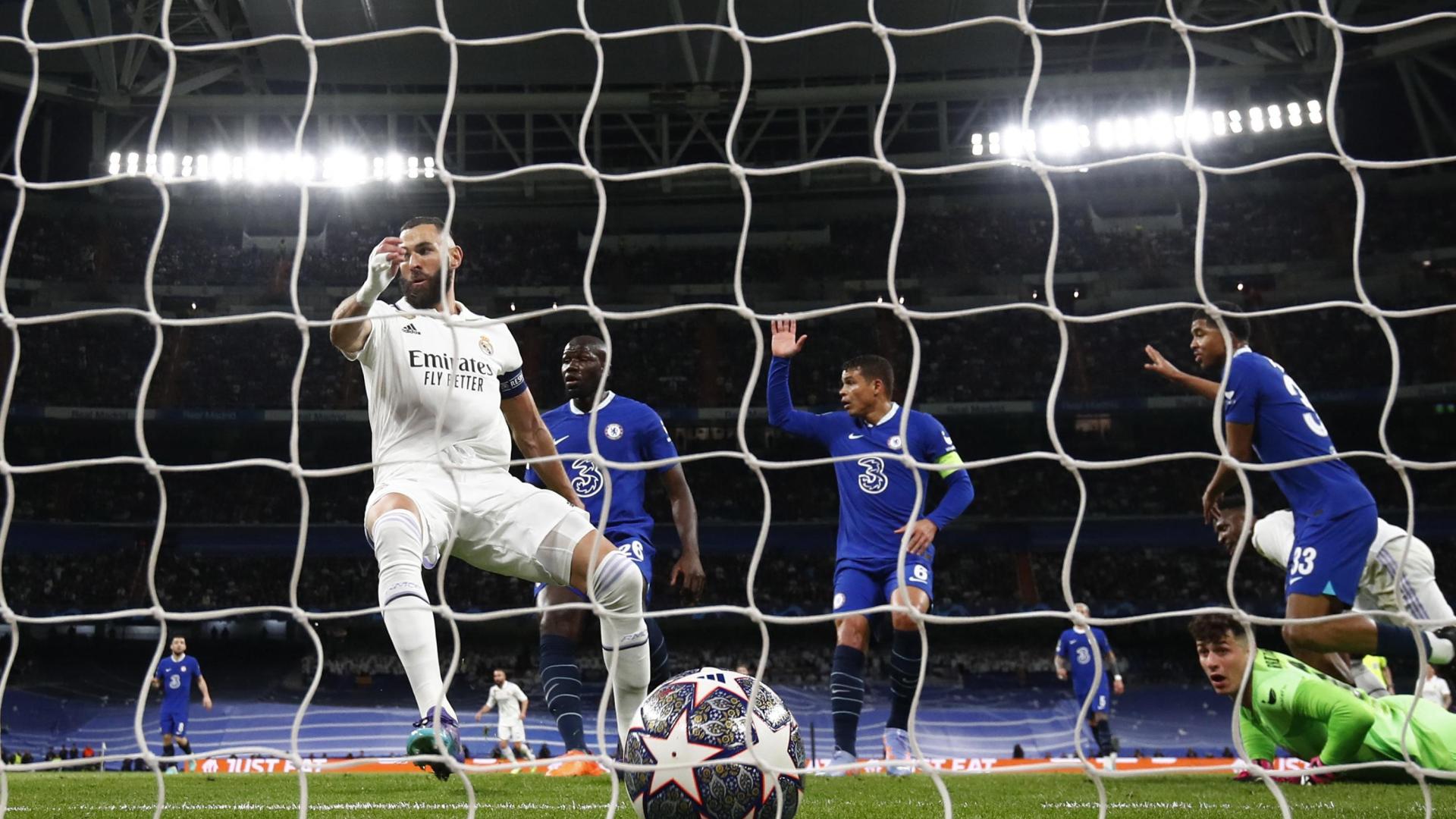 Karim Benzema empuja a gol el 1-0 del encuentro tras un remate de Vinícius que despejó Kepa