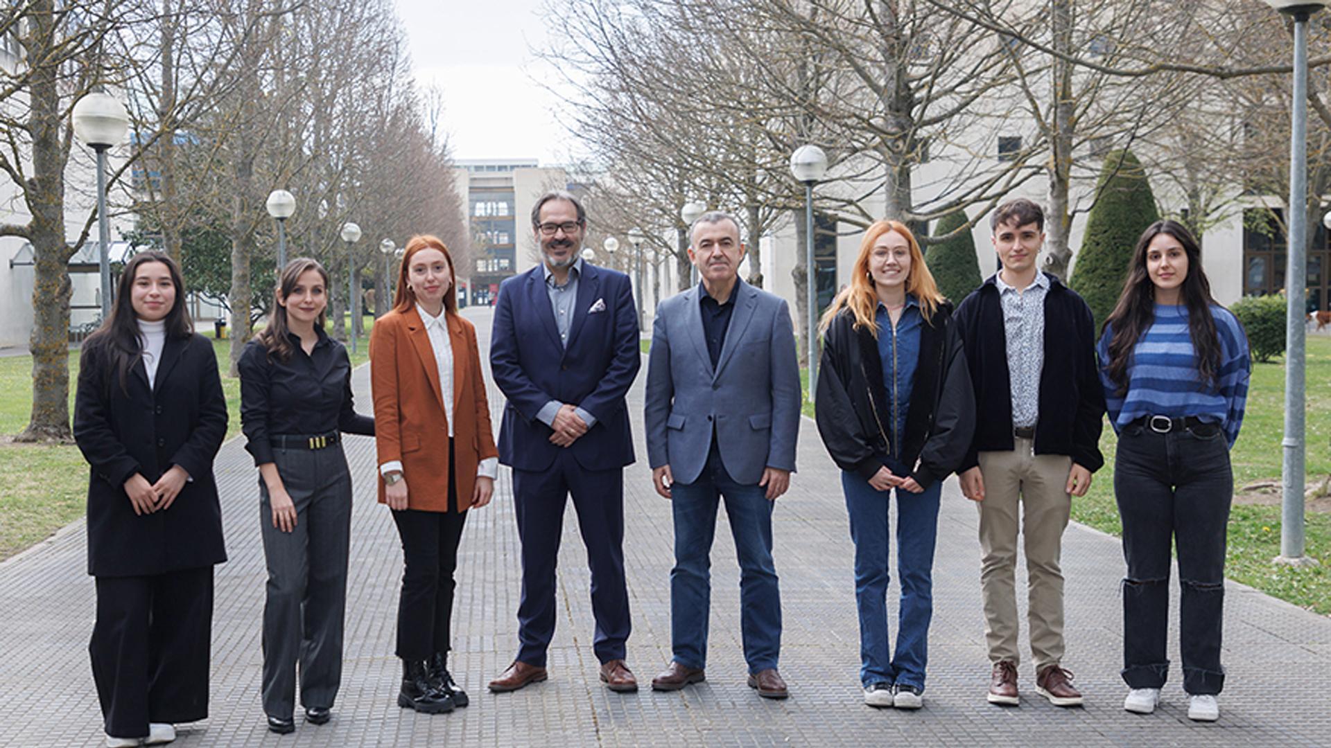 Estudiantes de la X promoción de LyDER, junto a Lorenzo Silva y José F. Alenza