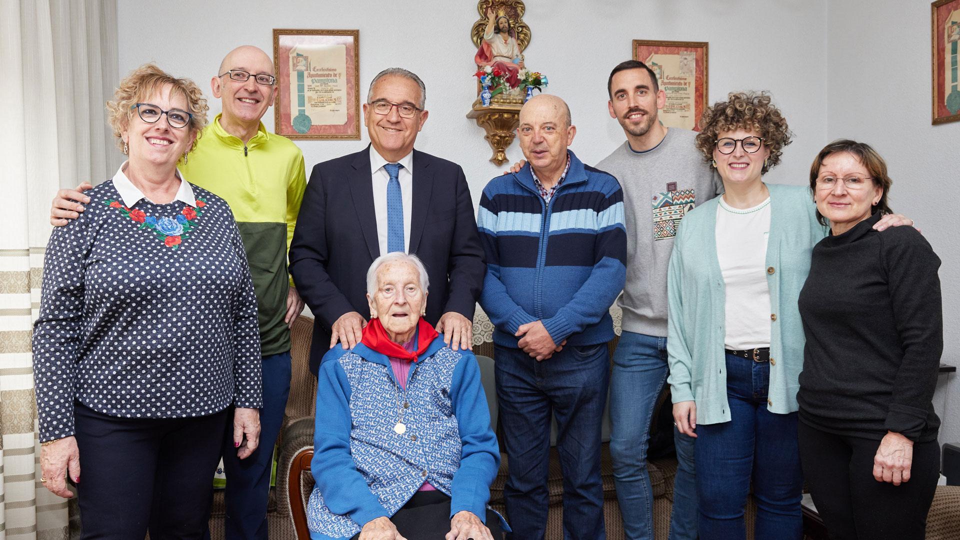 El alcalde Enrique Maya homenajea en su centésimo cumpleaños a Benita Plaza Fernández de las Heras
