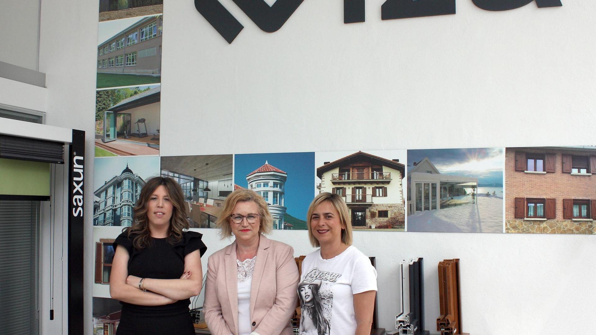 Aiala García, Lourdes Bravo y Lydia Iza, de Aluminios Iza.