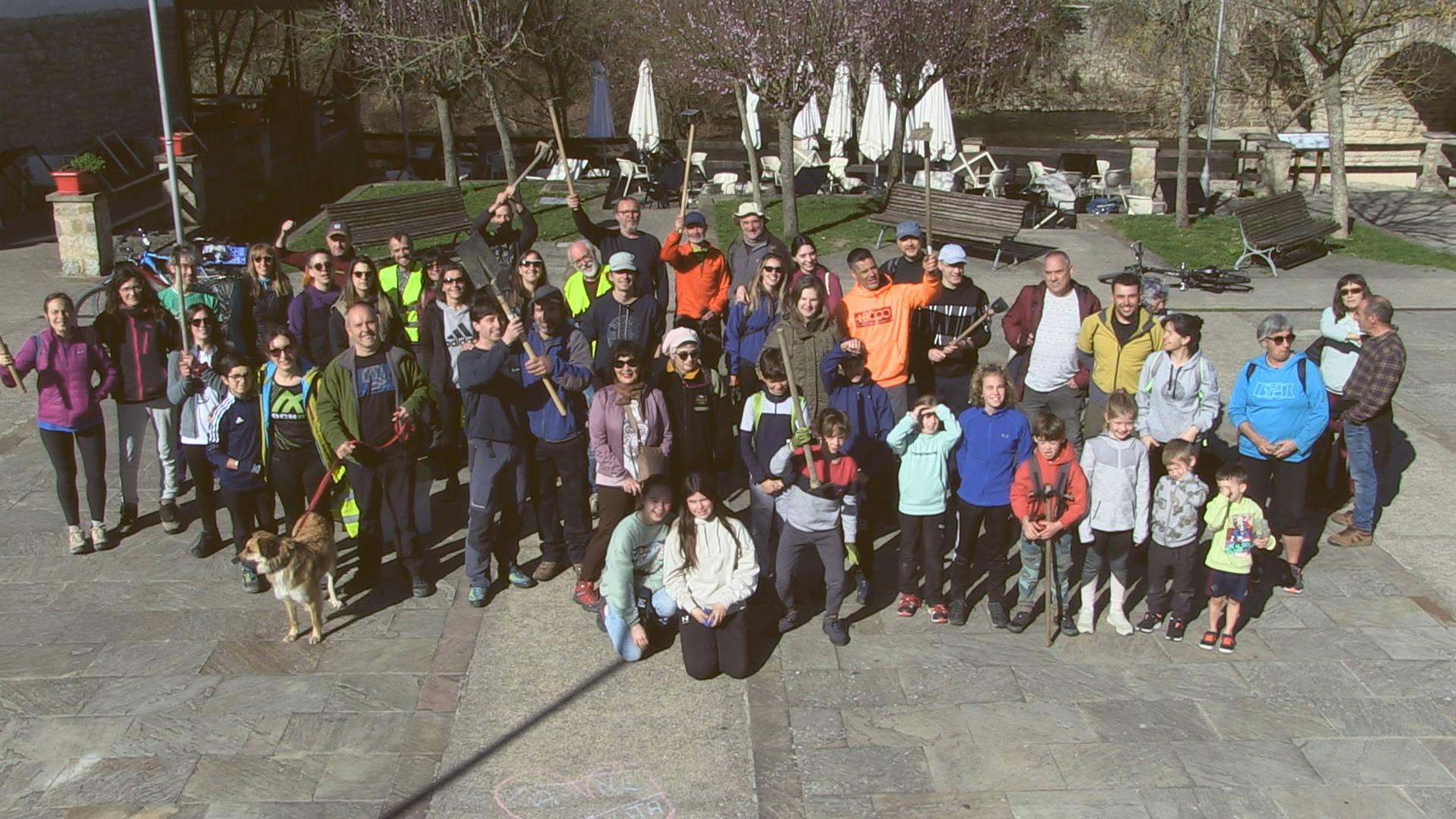 Los voluntarios que participaron en la reforestación de un monte cercano a Sorauren.