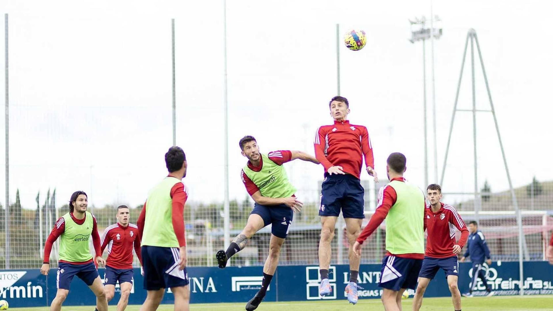 David García y Budimir saltan en busca de un balón, en la sesión del jueves