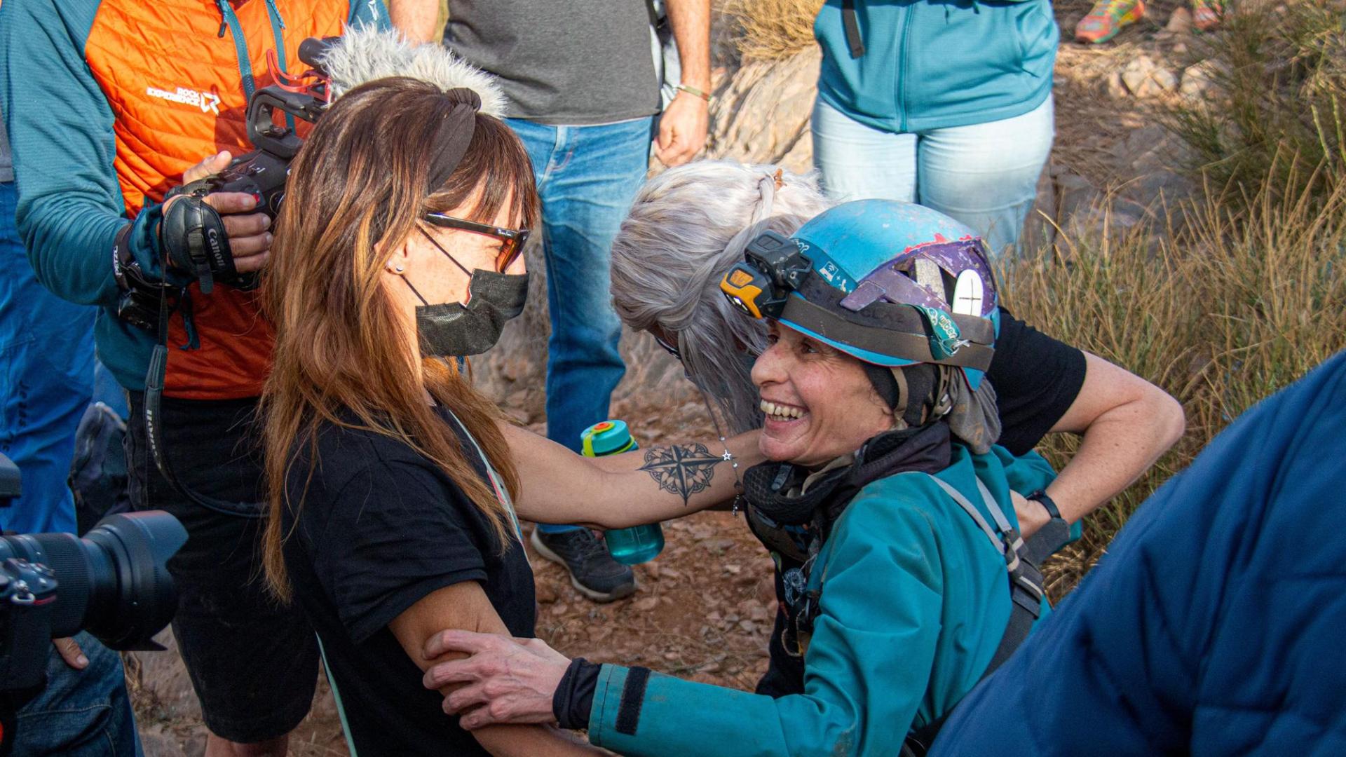 La deportista de élite, alpinista y escaladora Beatriz Flamini (d) es recibida a su salida de la cueva de Motril