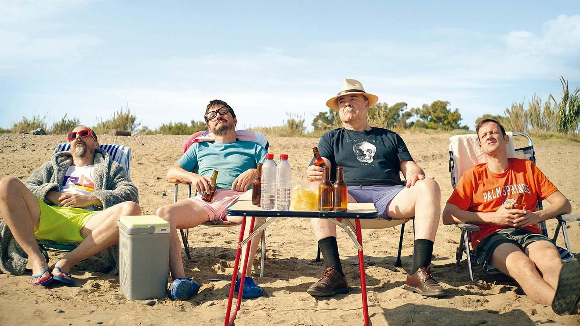 Los protagonistas de la película 'En temporada baja' Fele Martínez, Coque Malla, Antonio Resines y Edu Soto en un fotograma del filme