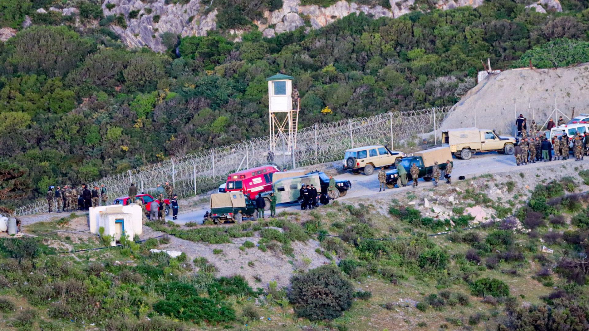 Más de 200 inmigrantes subsaharianos han intentado a primera hora de este viernes aproximarse a la valla fronteriza que separa Ceuta de Marruecos, aunque la Gendarmería ha contenido al grupo antes de que llegaran al doble vallado