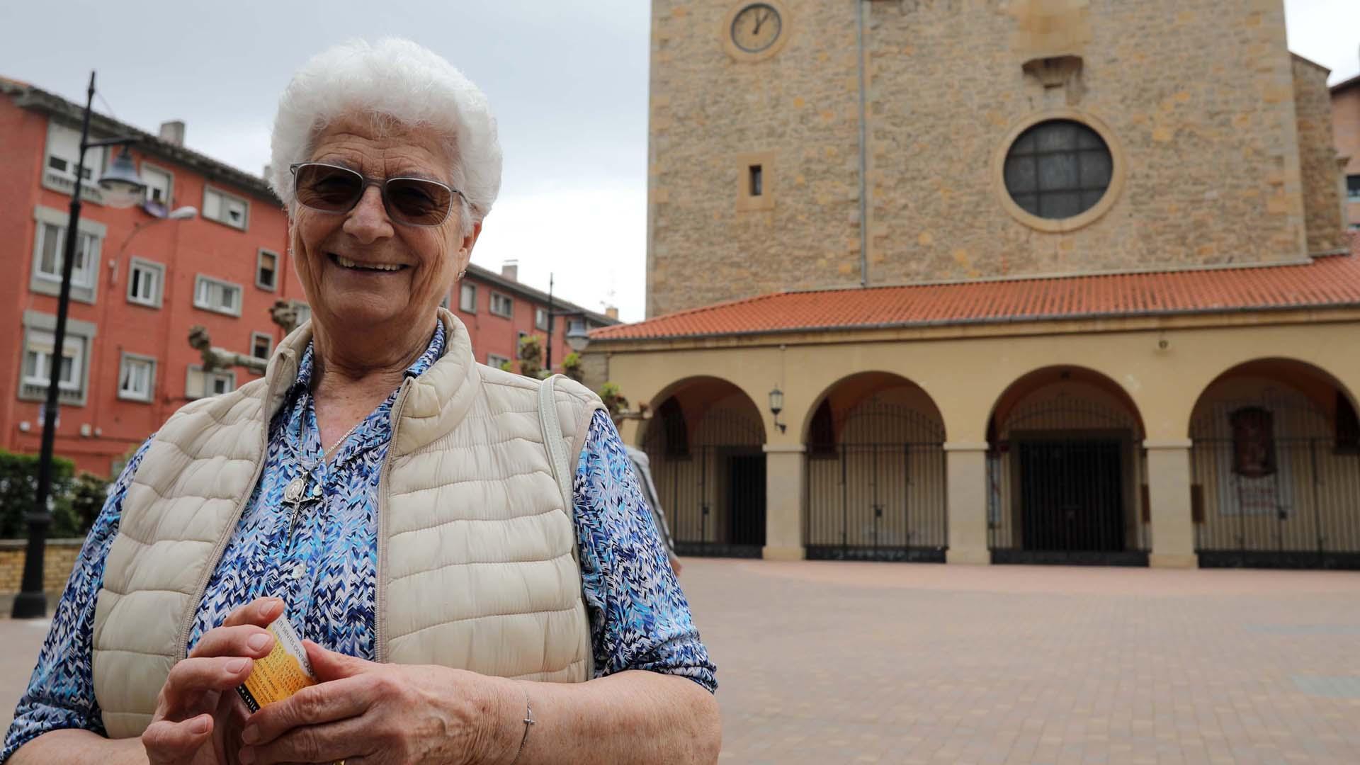 Marichu Urbelz Erro ante la parroquia de San Juan de Burlada, donde ha colaborado como catequista, coralista y, ahora, en la pastoral de enfermos