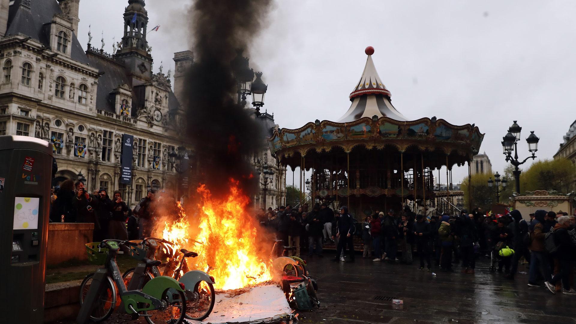 Un fuego durante una manifestación frente al Consejo Constitucional francés