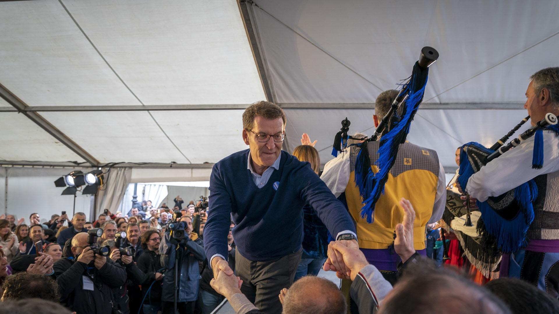 El presidente del PP, Alberto Núñez Feijóo, participa en un acto del PP de Cantabria en la localidad de Vega de Pas