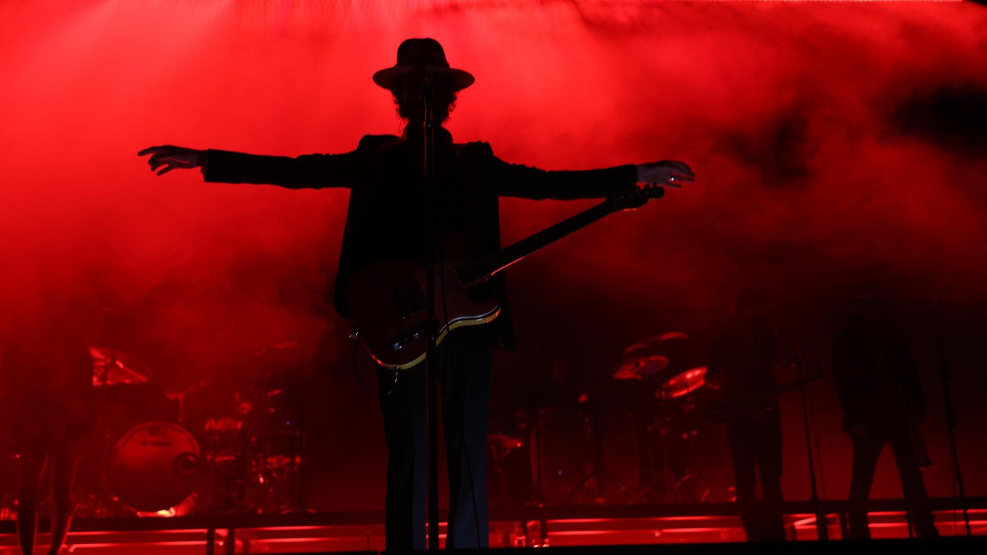 Leiva, sobre el escenario del Navarra Arena, en una de las primeras canciones del concierto.