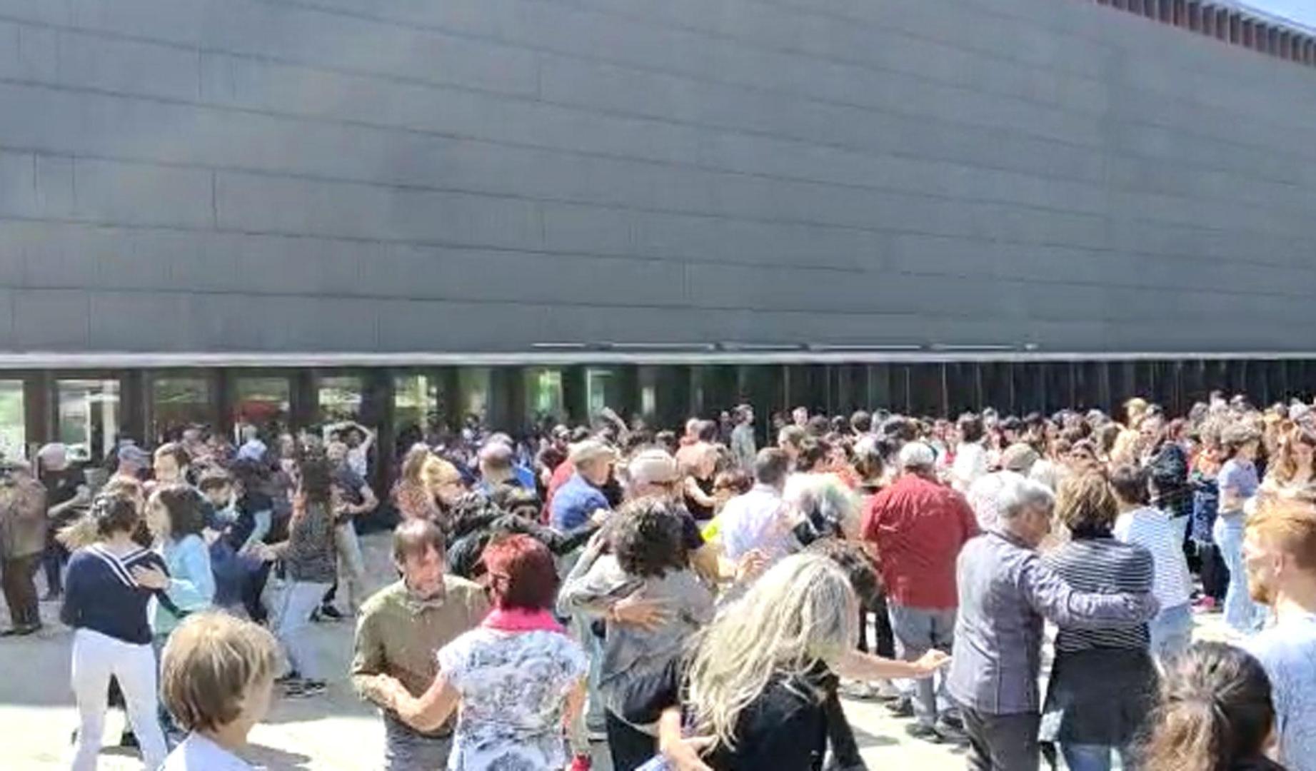 Varias personas bailan swing a las puertas del Baluarte