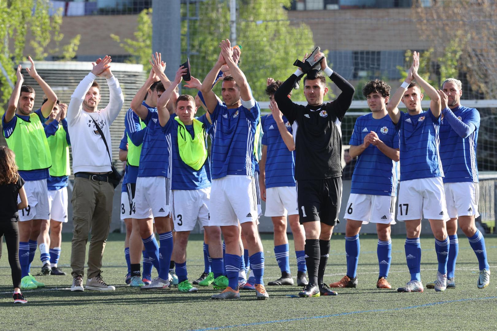 Los jugadores del Txantrea celebran la contundente victoria por 5-0 ante el Cantolagua