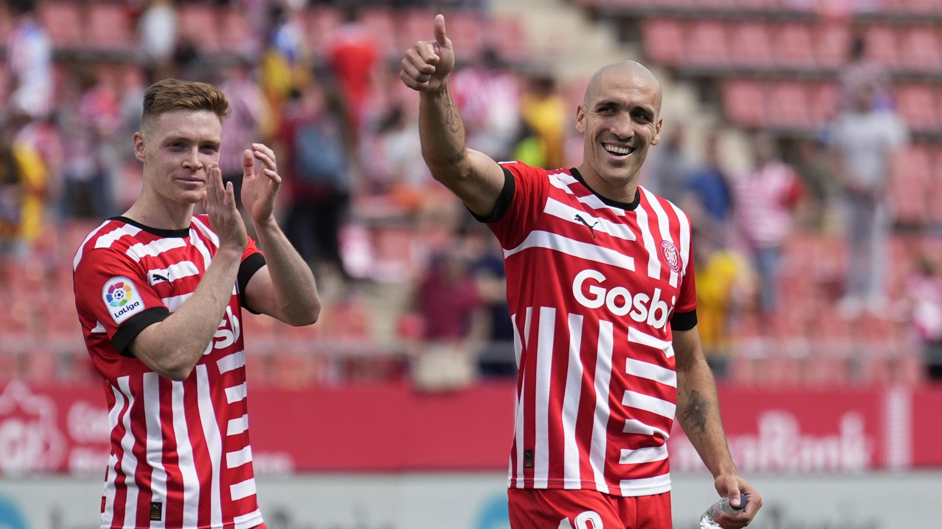 El futbolista del Girona FC Oriol Romeu (d) celebra con su compañero Viktor Tsyngankov su gol ante el Elche