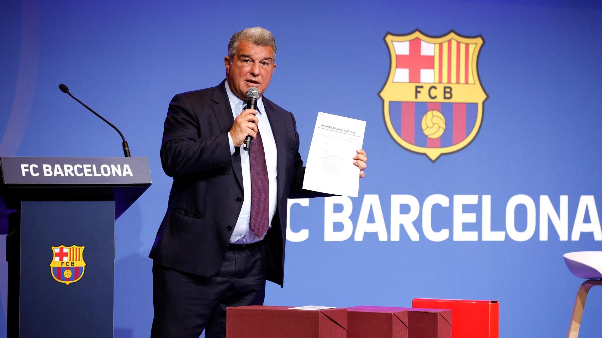 El presidente del FC Barcelona, Joan Laporta, durante la multitudinaria comparecencia ante los medios para abordar el 'Caso Negreira'