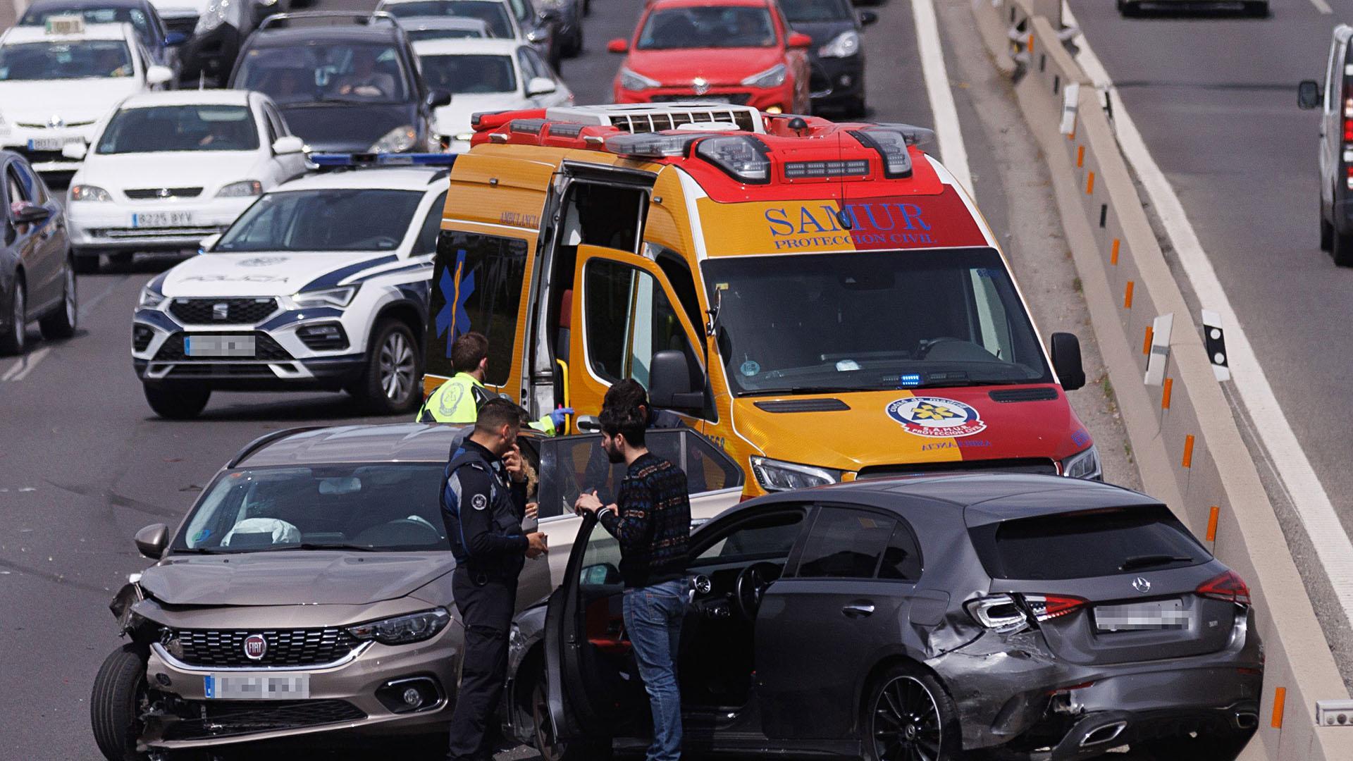 Una ambulancia del SAMUR al lado de dos vehículos implicados en un accidente en la autovía A-42 en Madrid