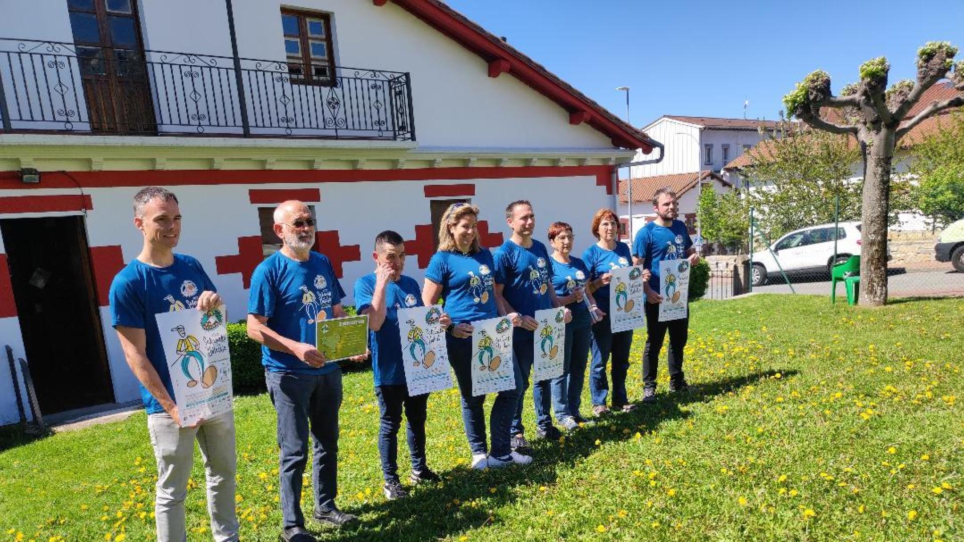 Imagen de organizadores, Ayuntamiento y Federación Navarra de Montaña, de la Sakanako Ibilaldia