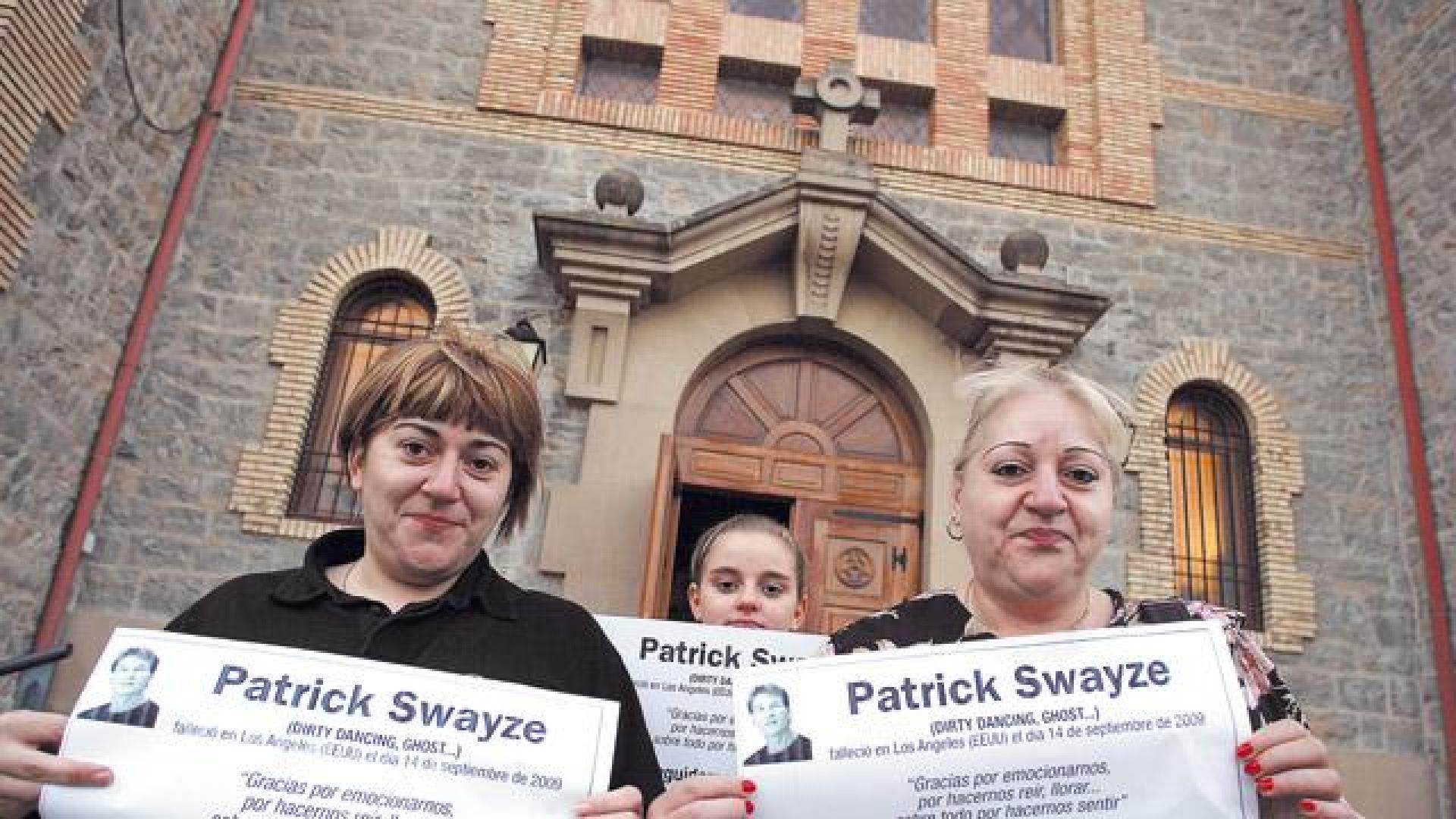 Foto publicada en 2009, en la que Saray González Asiáin, Janet Martínez González y Mª Mar Asiáin Laguardia sostienen una reproducción de la esquela a la entrada del funeral, en la parroquia San Blas de Burlada
