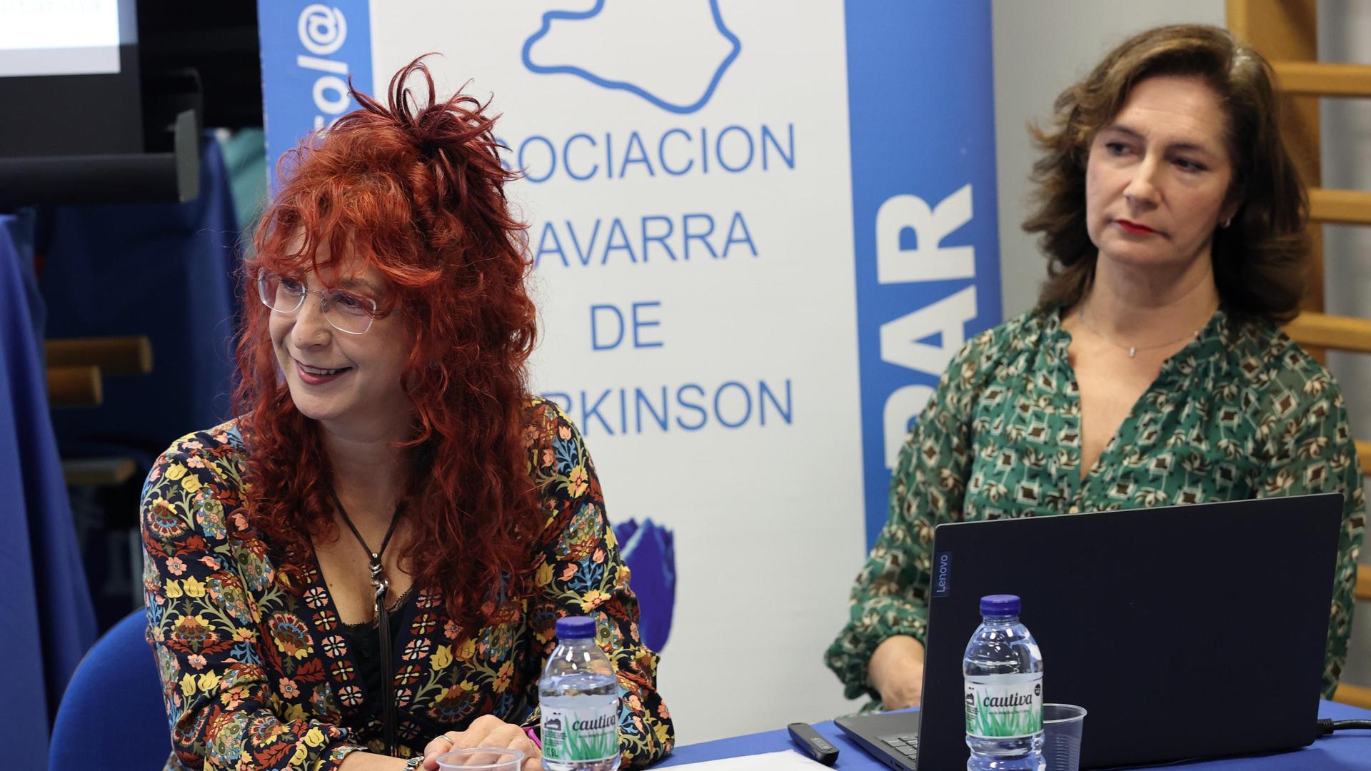 Carolina Cabello, enfermera de neurología, e Itziar Gastón, neuróloga del HUN, en la jornada de Parkinson.