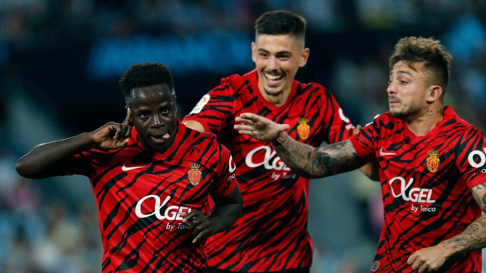 El delantero senegalés del Mallorca, Amath Ndiaye (i), celebra con sus compañeros el primer gol del equipo balear