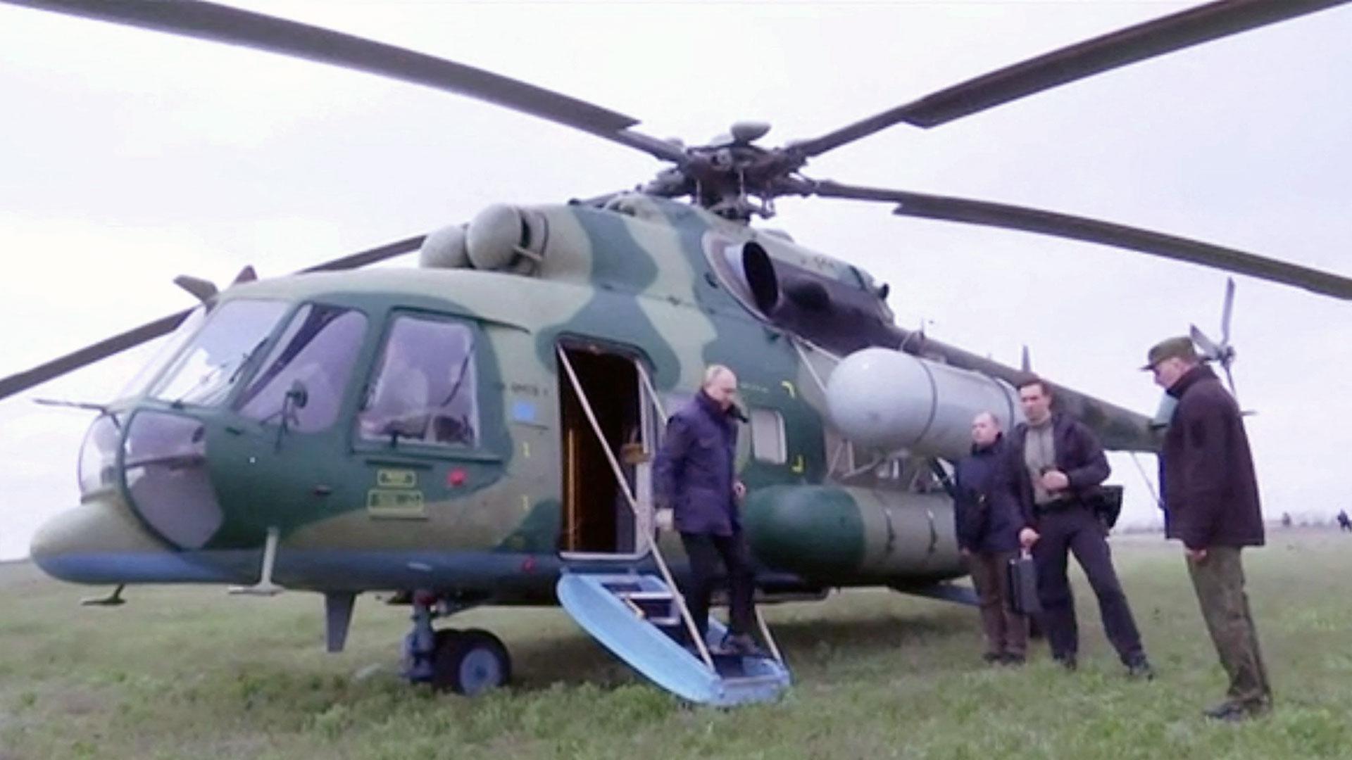El presidente ruso baja de un helicóptero durante su visita al cuartel militar de Jersón
