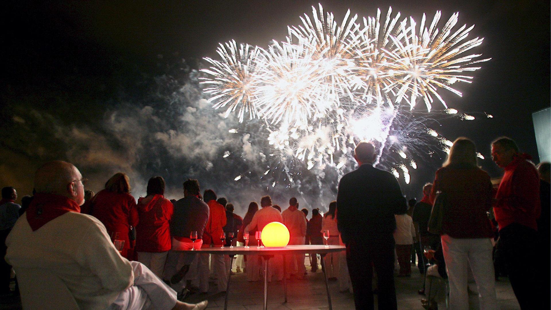 Varias personas ven los fuegos artificiales desde Baluarte en 2007