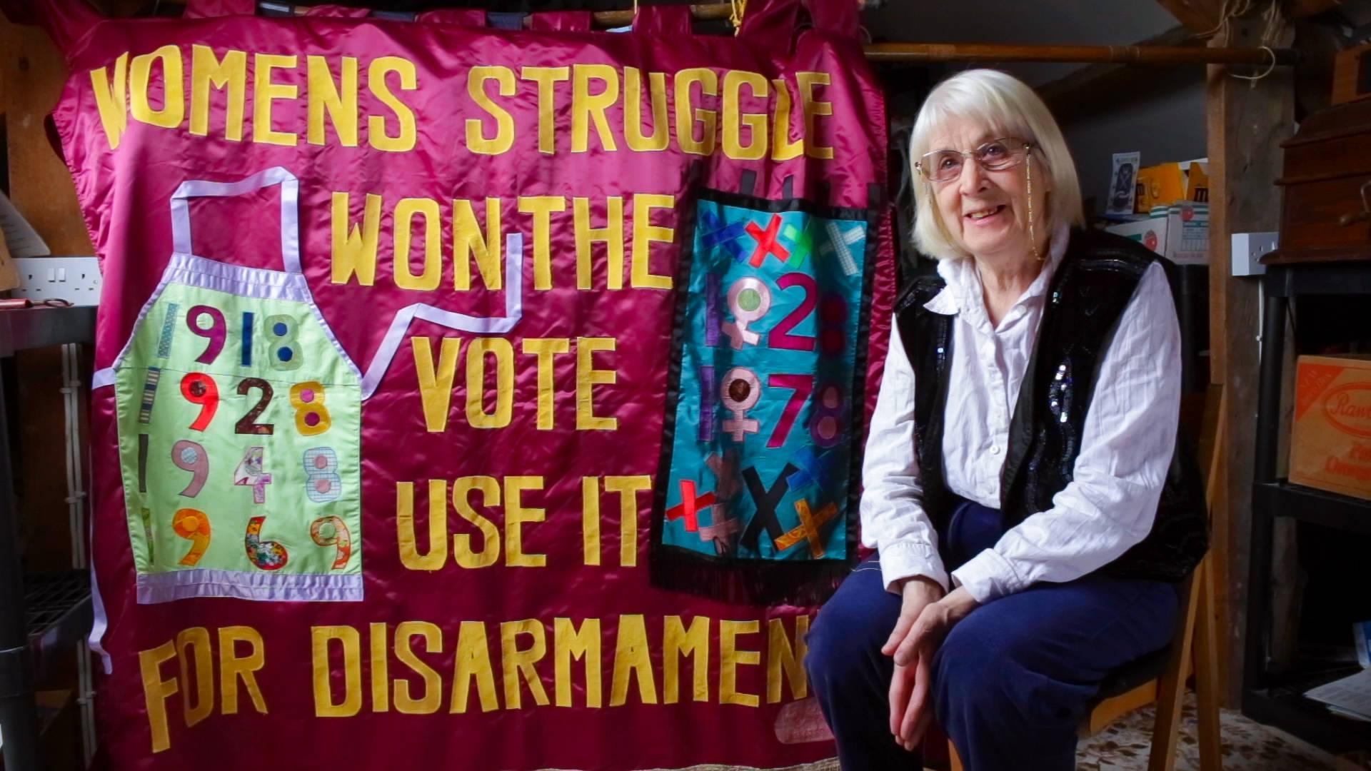 Thalia Campbell, protagonista del documental 'Sew to Say', con una de las pancartas que cosía para protestar contra los misiles norteamericanos