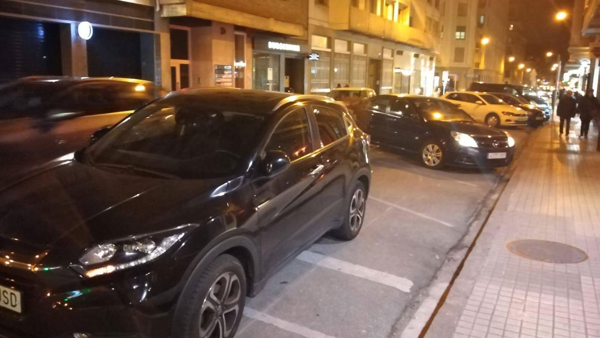 Tramo de la calle Amaya con vehículos parados