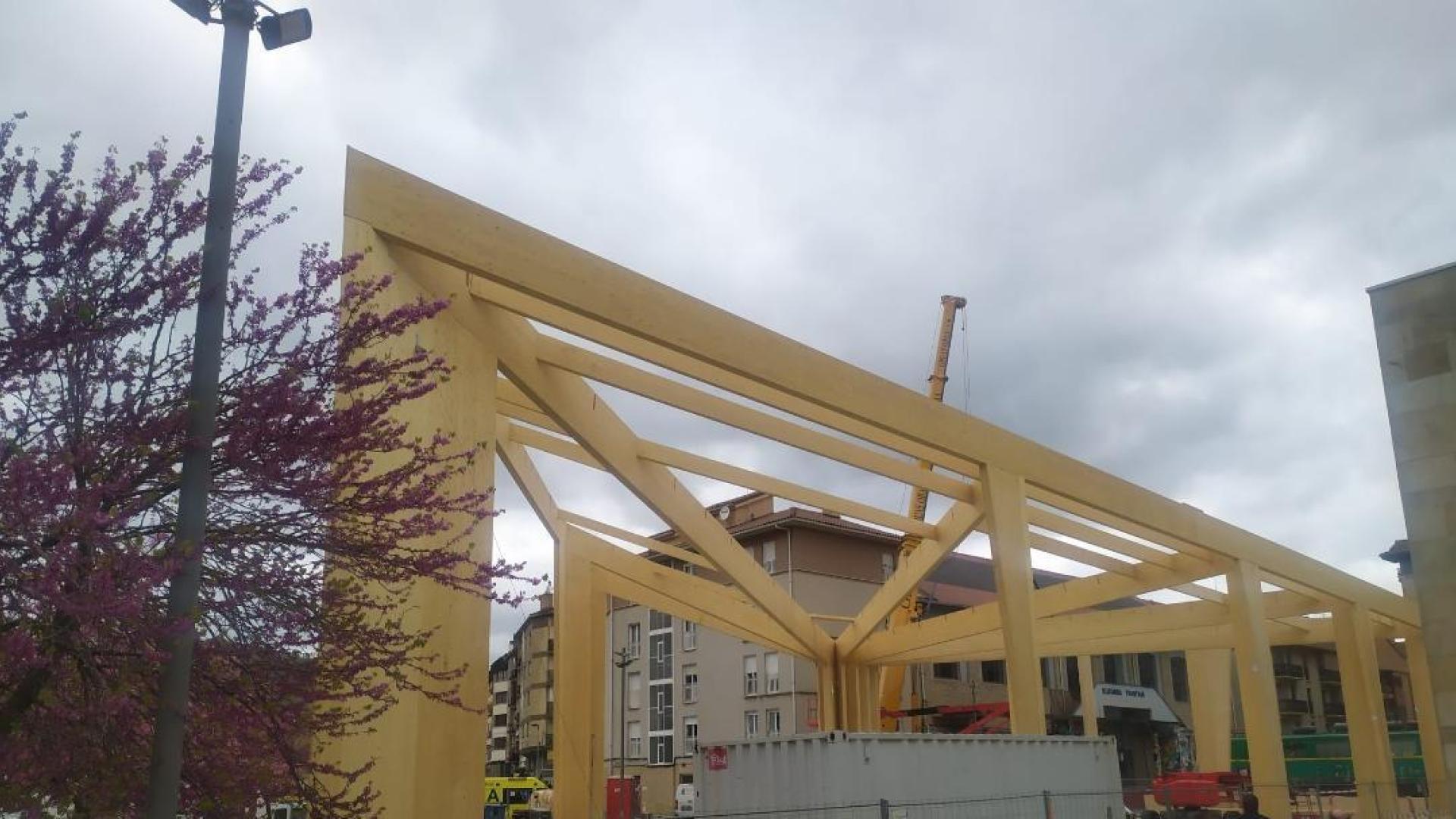 Detalle de la estructura ya erigida junto al Centro Cultural Iortia, de Alsasua.