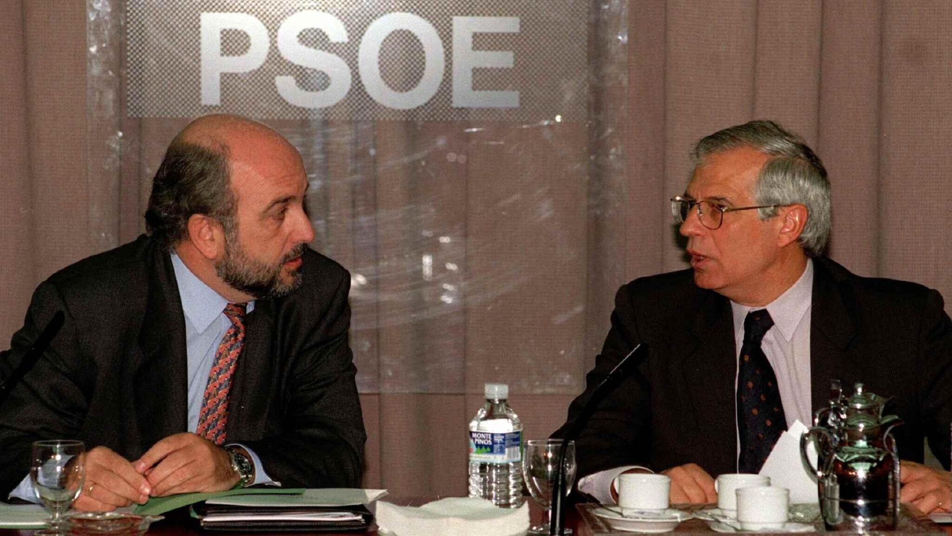 Joaquín Almunia (izquierda) y Josep Borrell, en una ejecutiva del PSOE