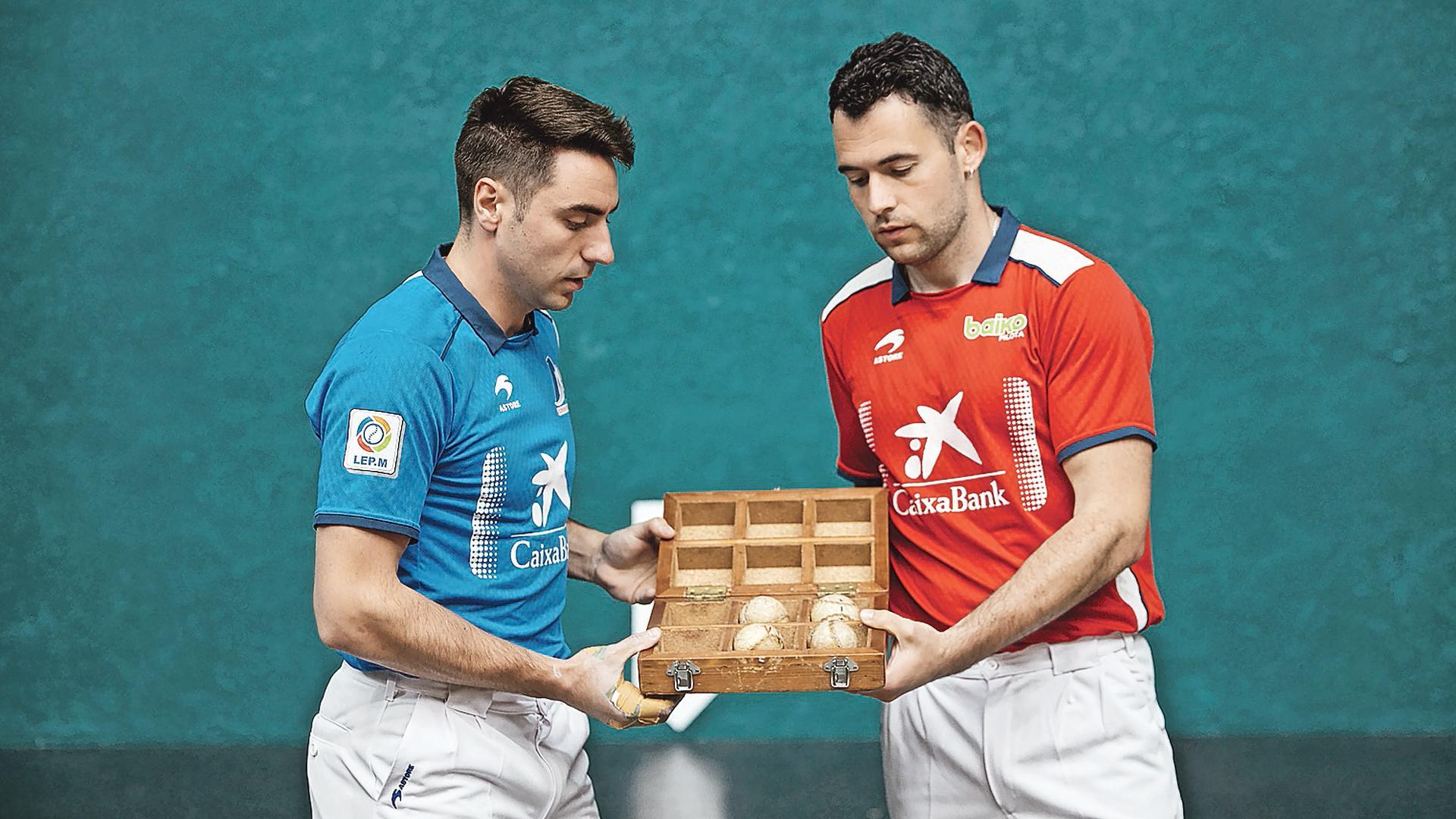 Peio Etxeberria y Erik Jaka observan las cuatro pelotas que seleccionaron ayer para su encuentro de este sábado en el frontón Labrit.