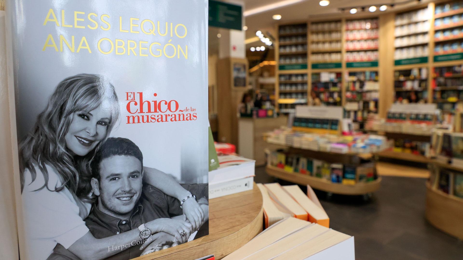 Ejemplares del libro 'El chico de las musarañas' de Ana Obregón y su hijo Aless Lequio, este miércoles en una librería de Madrid