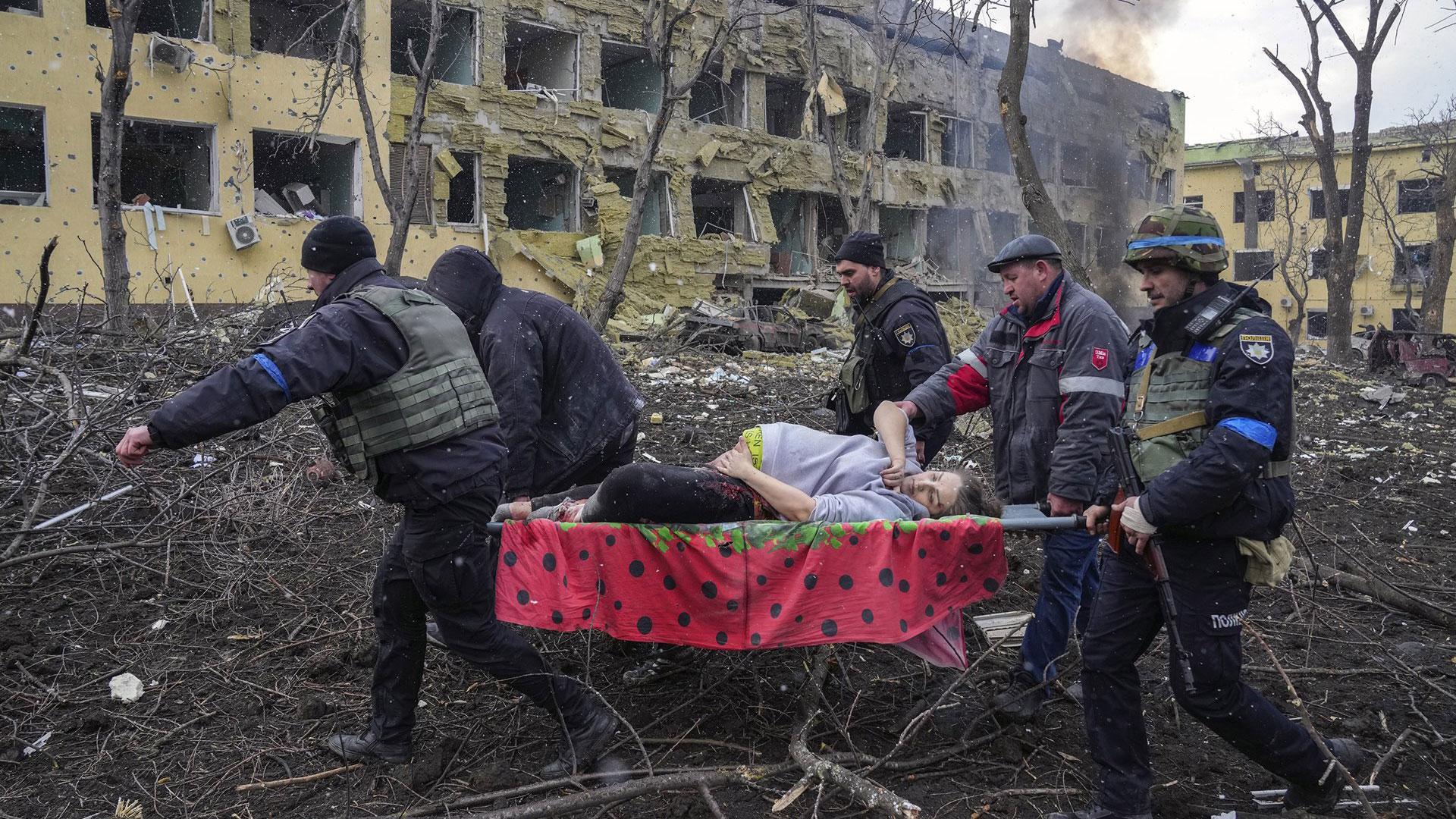 Foto del fotoperiodista de guerra ucraniano Evgeniy Maloletka que ha sido galardonada como la foto del año por la fundación del World Press Photo