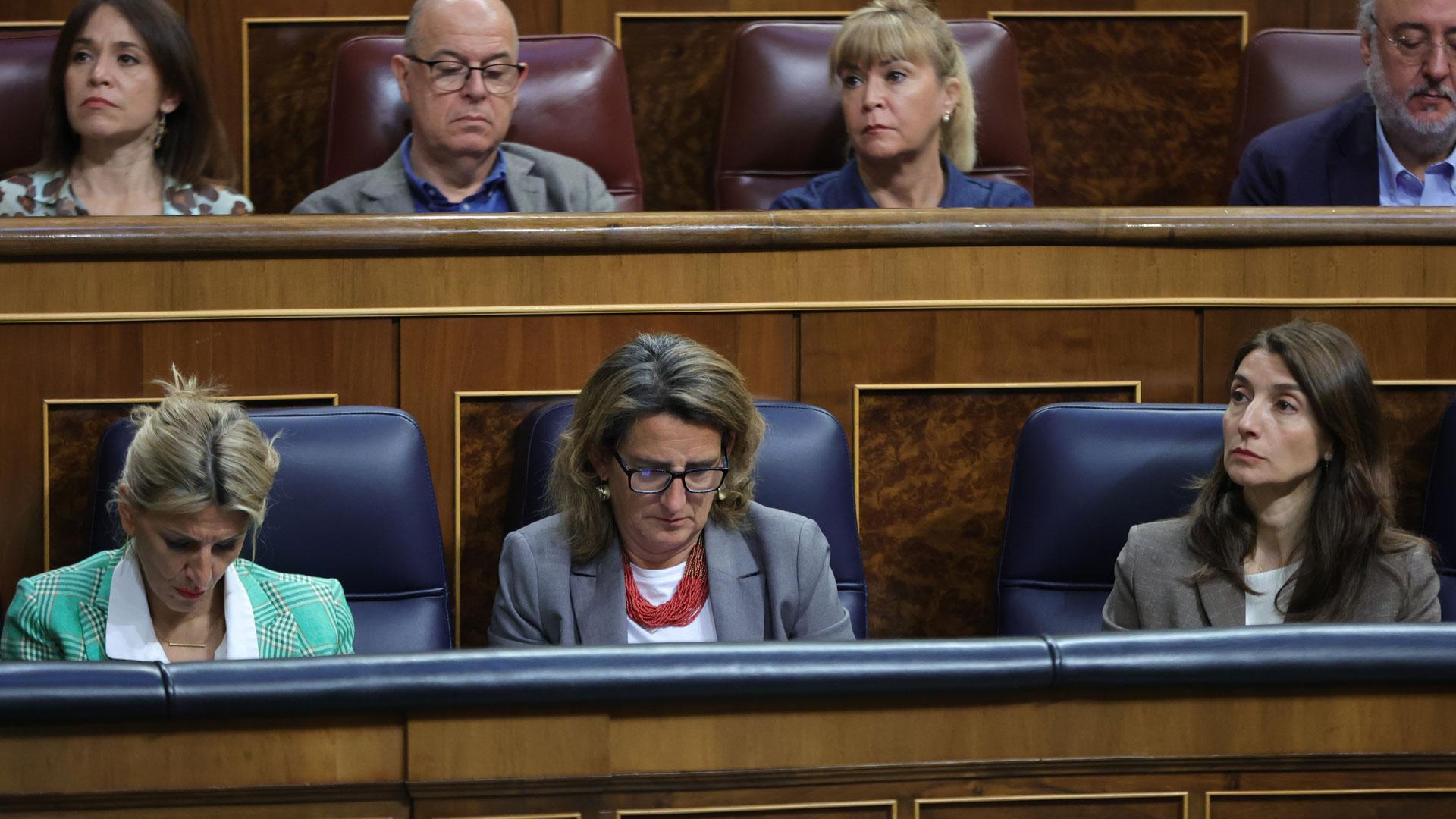 La vicepresidenta segunda y ministra de Trabajo y Economía Social, Yolanda Díaz; la vicepresidenta tercera y ministra de la Transición Ecológica y Reto Demográfico, Teresa Ribera y la ministra de Justicia, Pilar Llop, durante una sesión plenaria en el Congreso de los Diputados