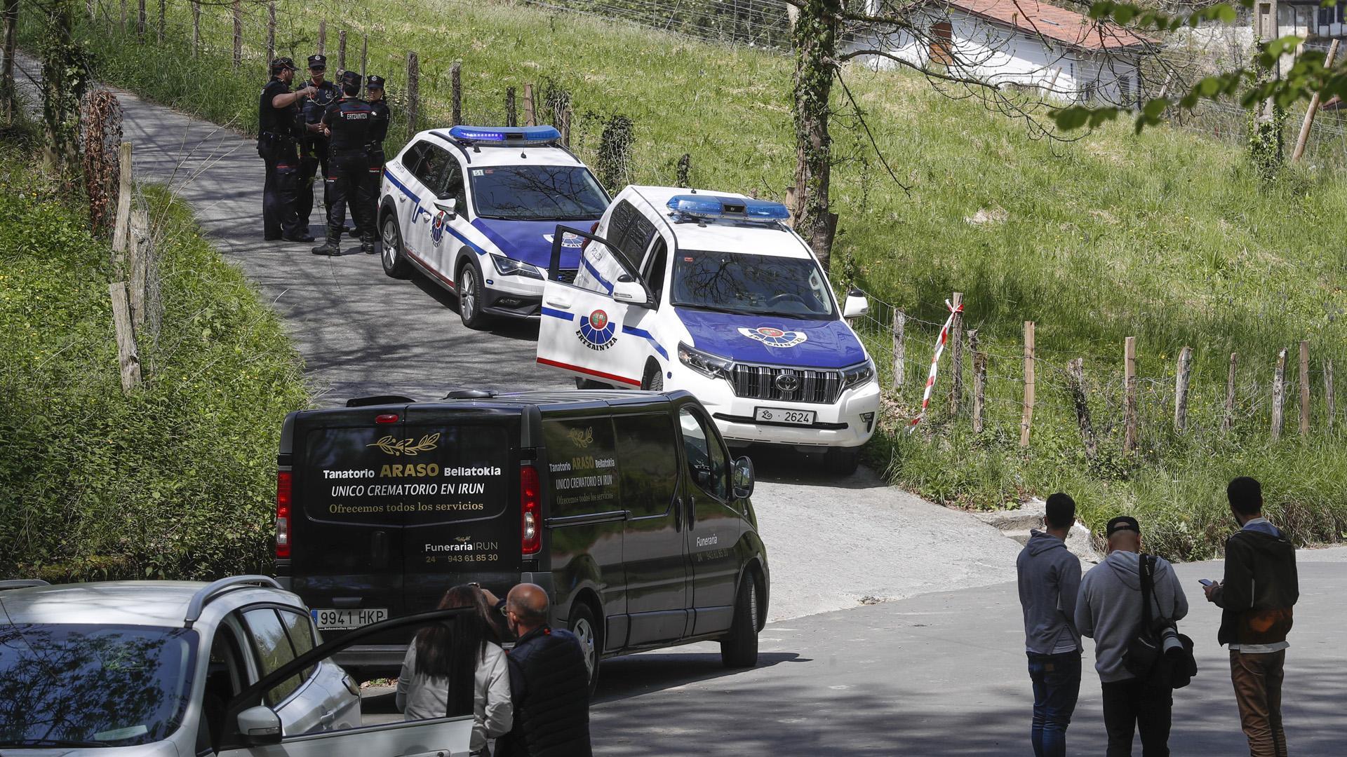 Servicios funerarios y agentes de la Ertzaintza, en el lugar de los hechos