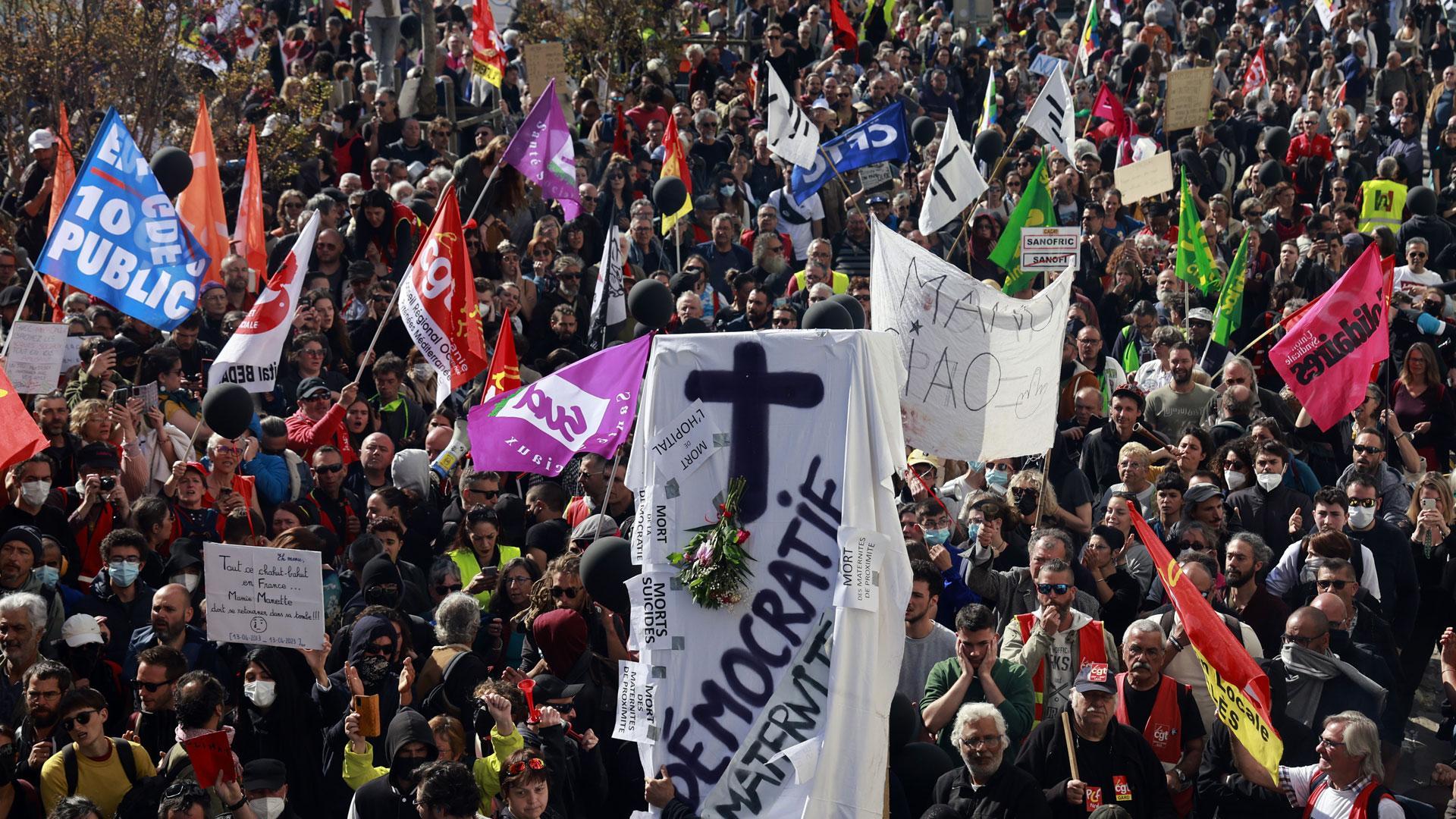 Sindicatos y manifestantes que se oponen a la reforma de las pensiones protestan contra la visita de Emmanuel Macron, en Ganges, cerca de Montpellier