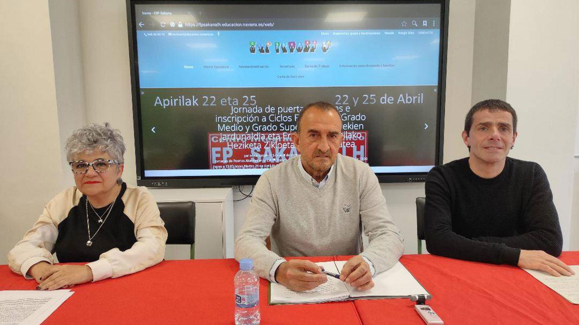 Mª José Oyarbide (FP Sakana), José Julián Garciandia (AES) y David Oroz (Mancomunidad de Sakana)