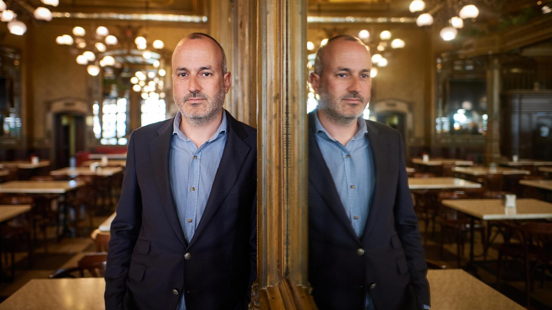 Fermín Alonso, reflejado en uno de los espejo del café Iruña de la plaza del Castillo