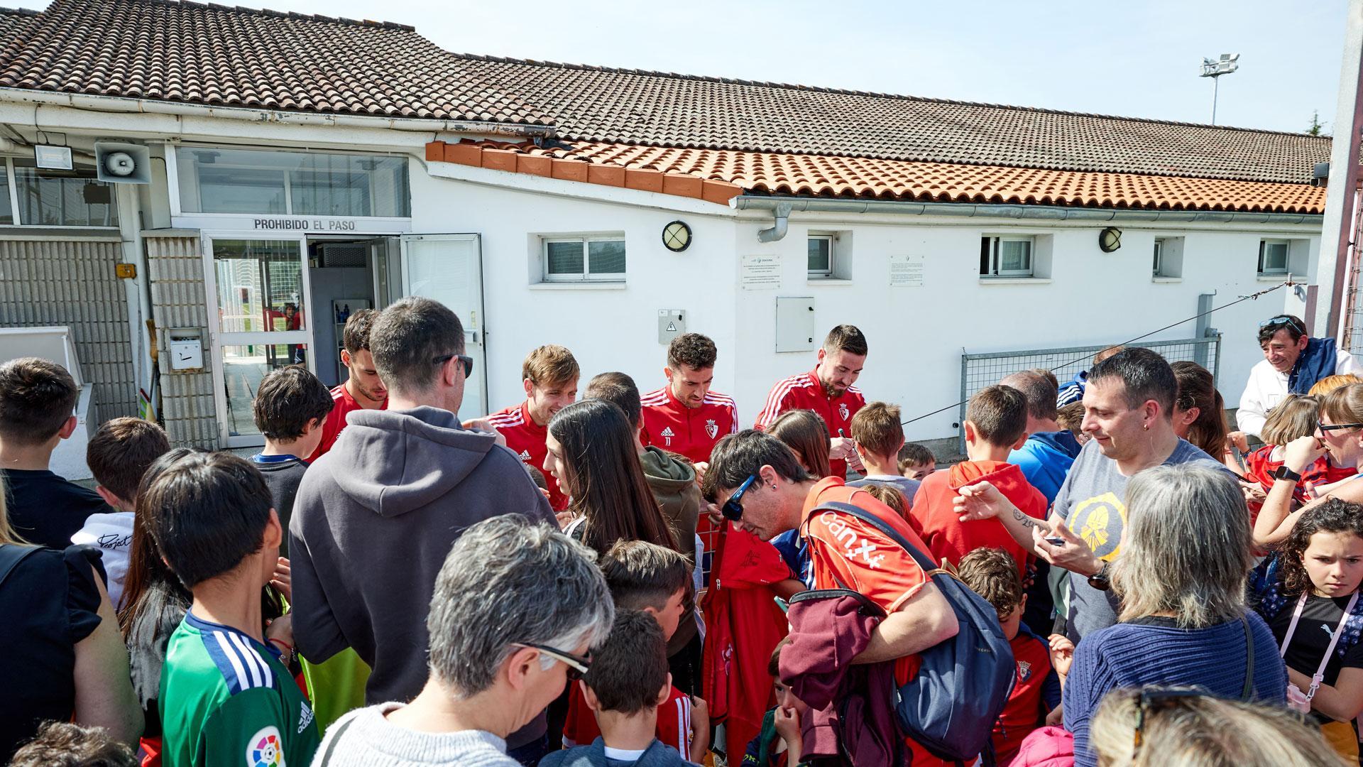 Unai García, Pablo Ibáñez, Kike Barja y Moi Gómez firman autógrafos la semana pasada en Tajonar tras el entrenamiento