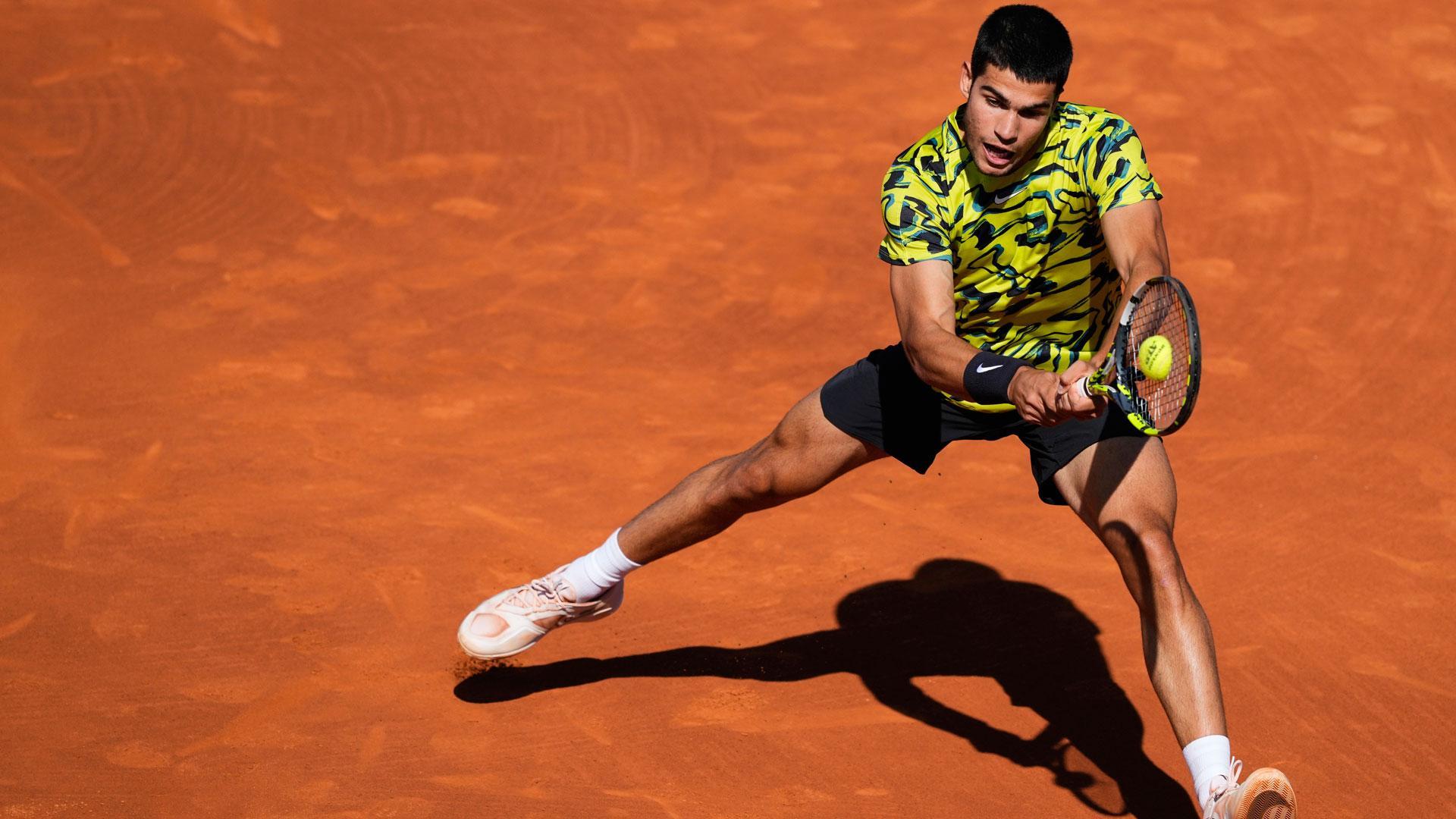 El tenista español, Carlos Alcaraz, durante el partido ante su compatriota Roberto Bautista, correspondiente a la cuarta ronda del Barcelona Open Banc Sabadell-Trofeo Conde de Godó