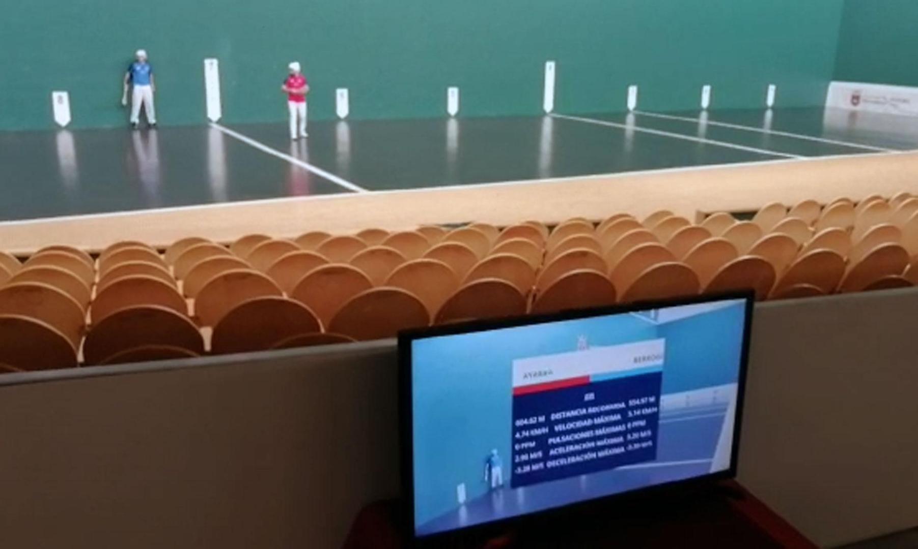 El frontón Labrit es desde este viernes el primero capaz de medir todos los parámetros físicos y biomecánicos de un pelotari en juego. Todo ha sido gracias a la empresa navarra Audiovisual Antocontiente que se ha hecho con el software y ha colocado 14 repetidores WiFi que rebotan la señal de los sensores GPS que los pelotaris van a llevar en los cascos en los casos de herramienta y en los bolsillos en los partidos de mano.