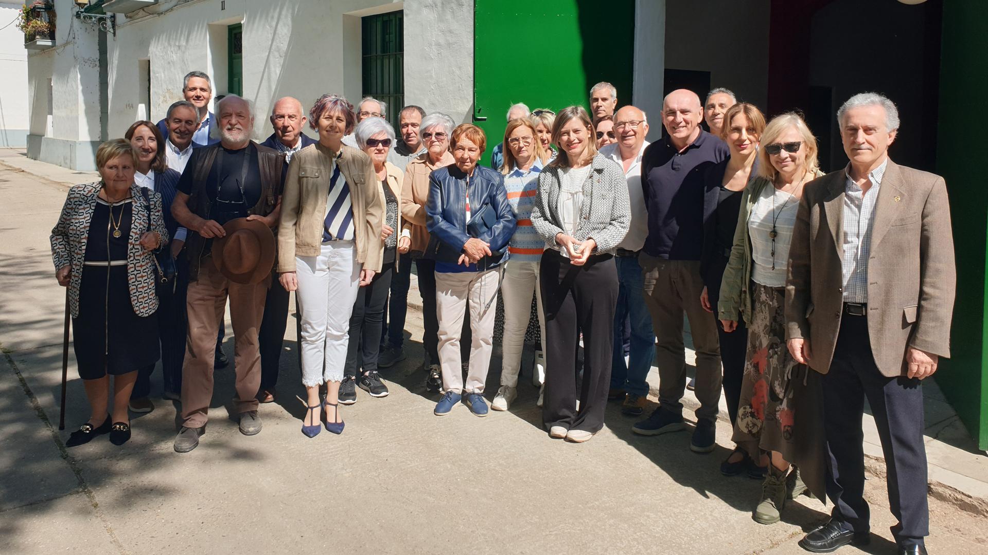 Foto de grupo a la entrada del edificio del teatro en El Bocal, con la consejera Esnaola, la presidenta de la CHE, el director del documental, Eugenio Monesma, con autoridades de la zona y personas que trabajaron en su día en el lugar