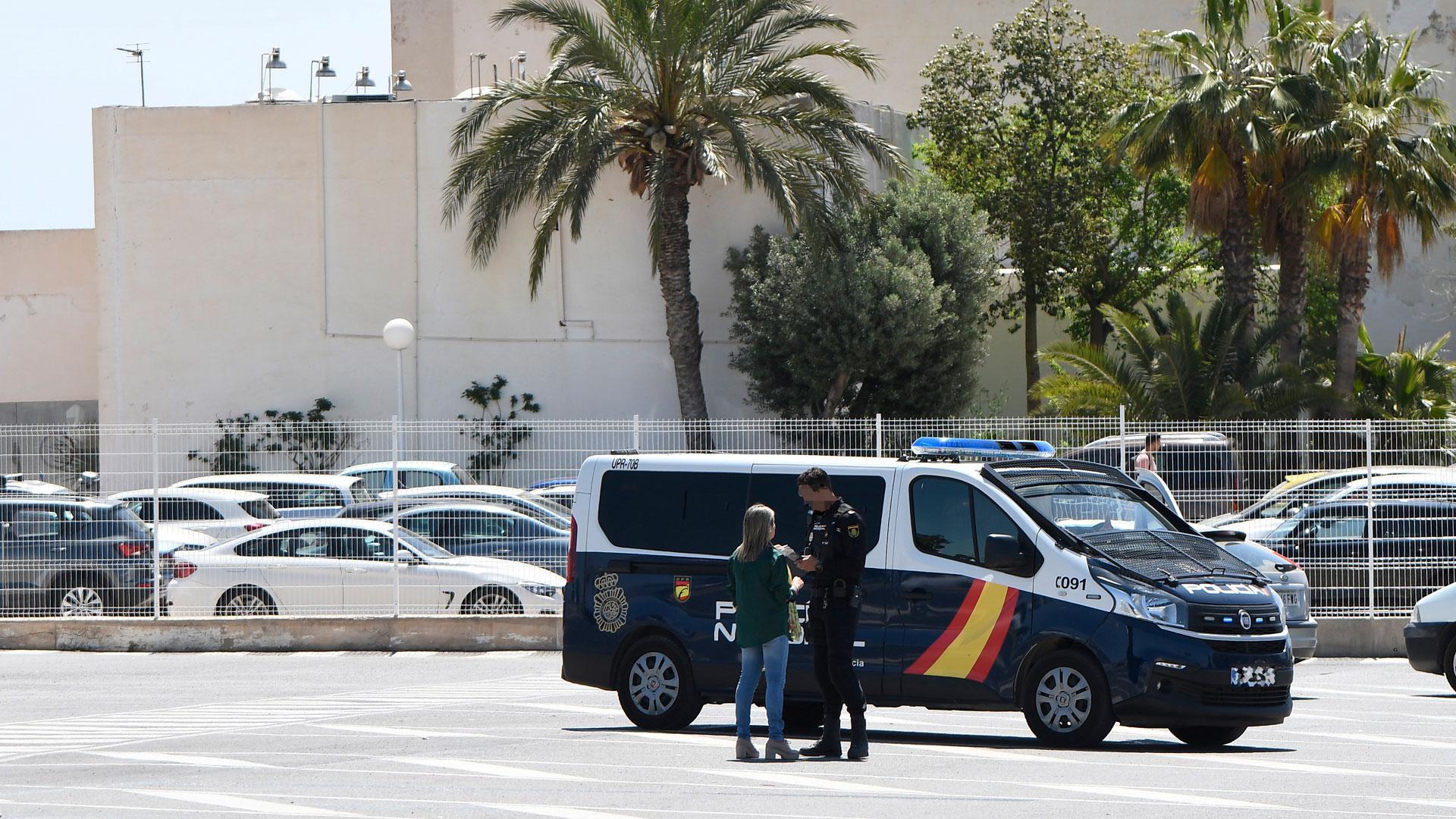 Un coche de la Policía Nacional a las puertas del IES Sol de Portocarrero, donde un menor de 15 años ha sido apuñalado cuando intentaba mediar en una pelea