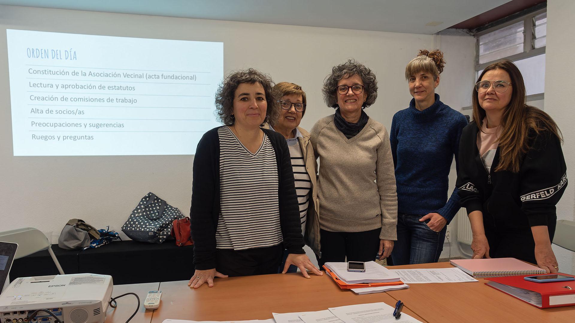 Desde la izquierda, Marian Orue, Mª Jesús Fernández, Montse Martínez de Carlos, Mapi Aramendía y Rosa de Luis, cinco de las seis integrantes de la junta directiva ayer en el inicio de la reunión