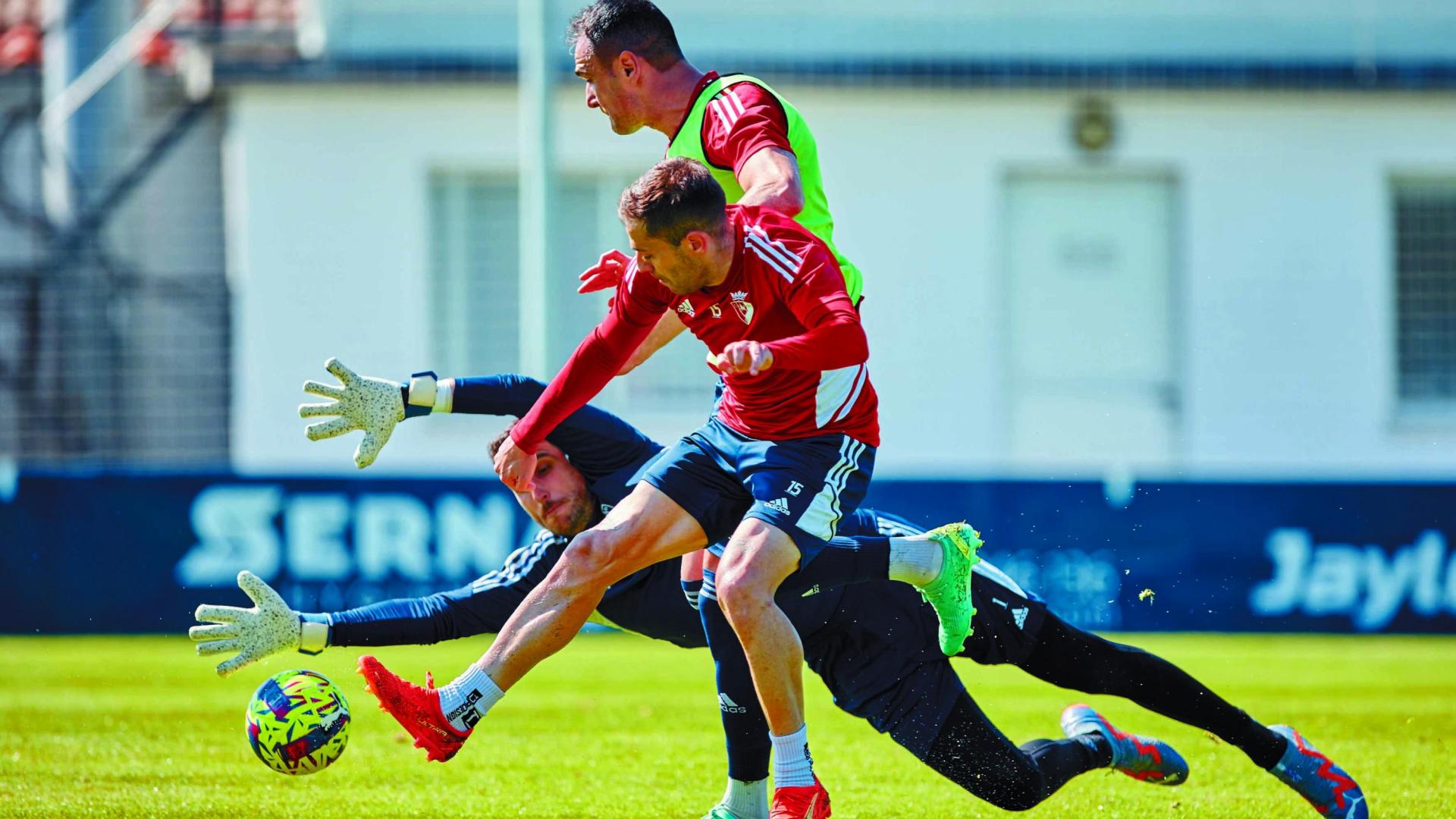 Sergio Herrera se lanza al suelo ante la llega de Kike García y Rubén Peña, esta semana en Tajonar.