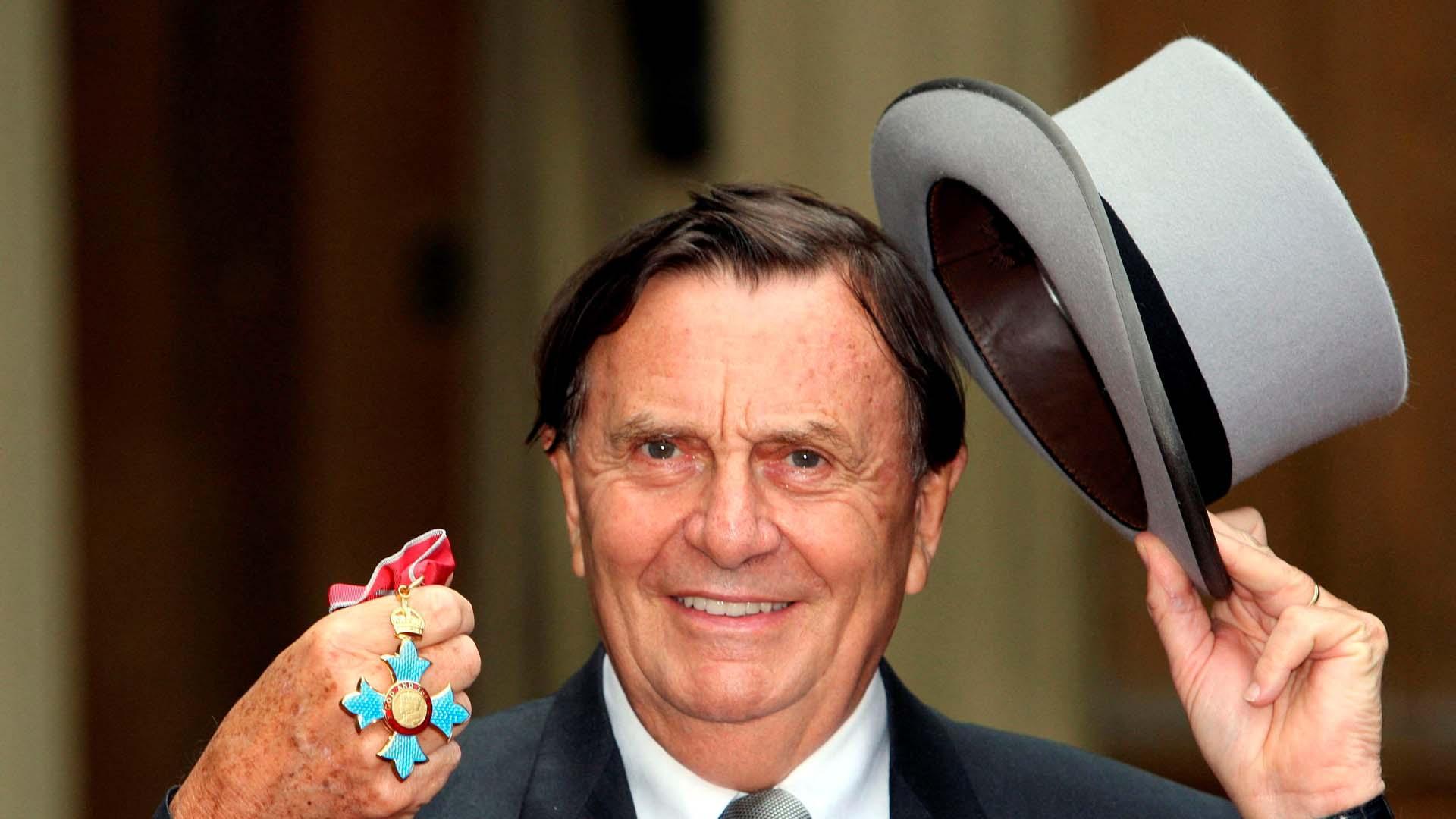 Barry Humphries, tras recibir la Orden del Imperio Británico