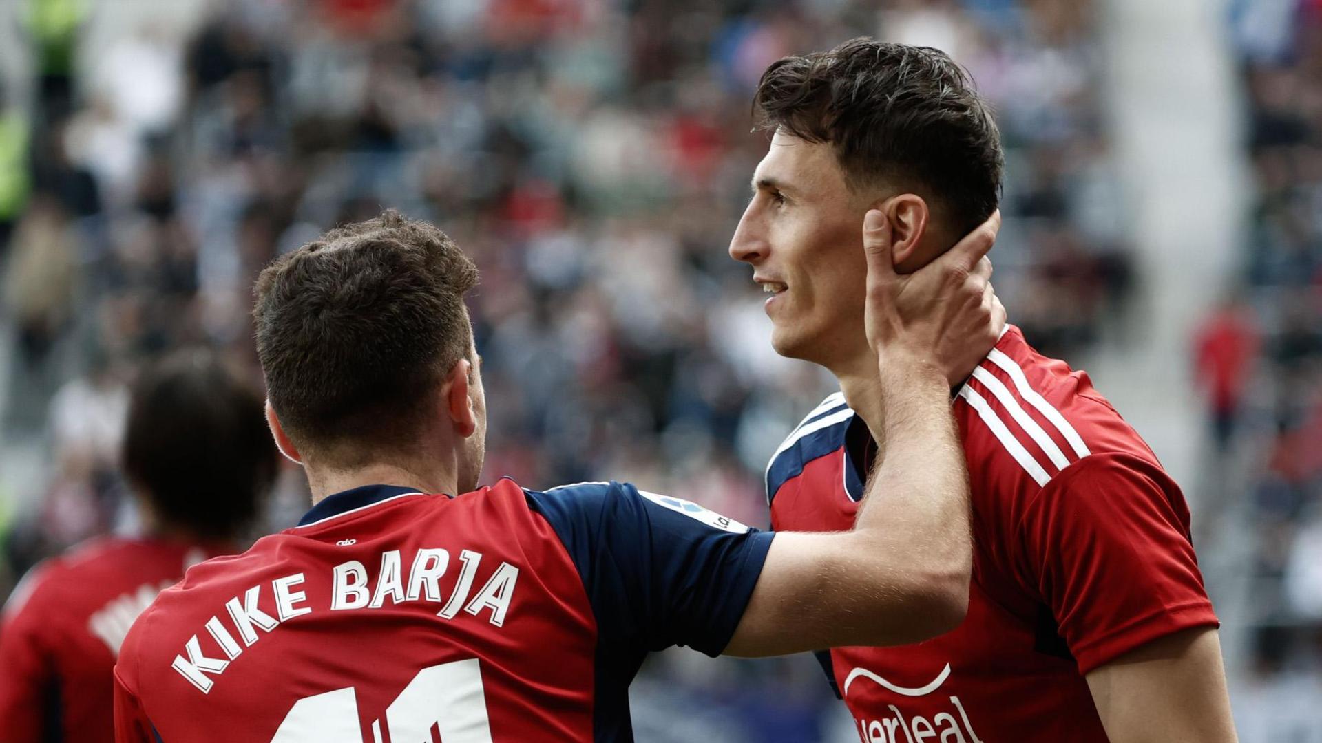 Kike Barja felicita a Budimir en el partido Osasuna-Betis