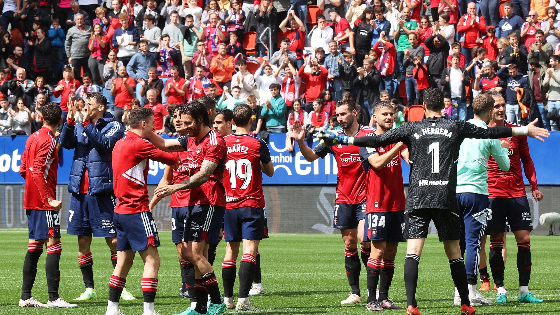 Los jugadores rojillos aplauden al público tras vencer al Betis en El Sadar (3-2).